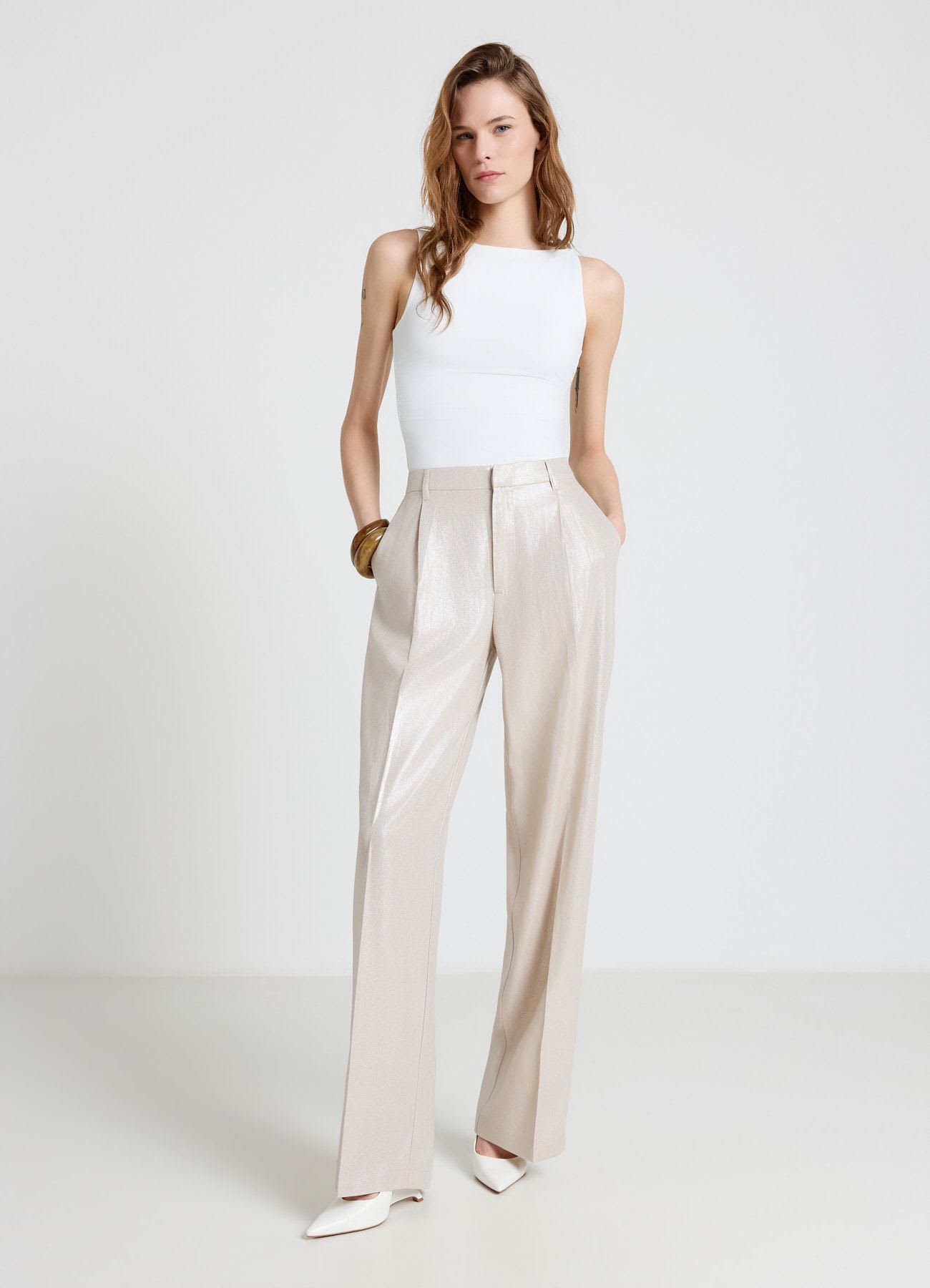 Top drappeggiato con nodo sulla spalla