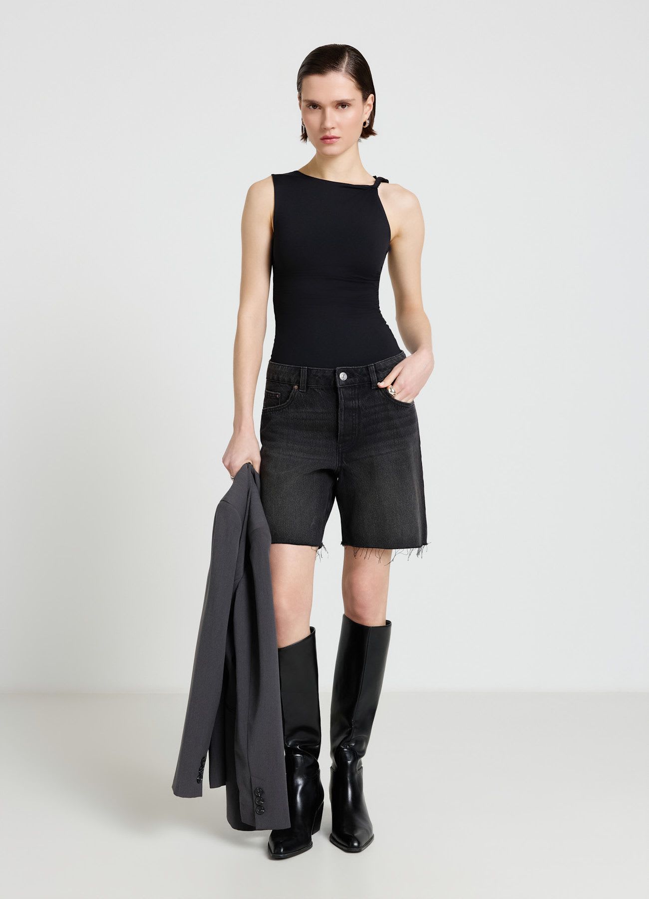 Top drappeggiato con nodo sulla spalla