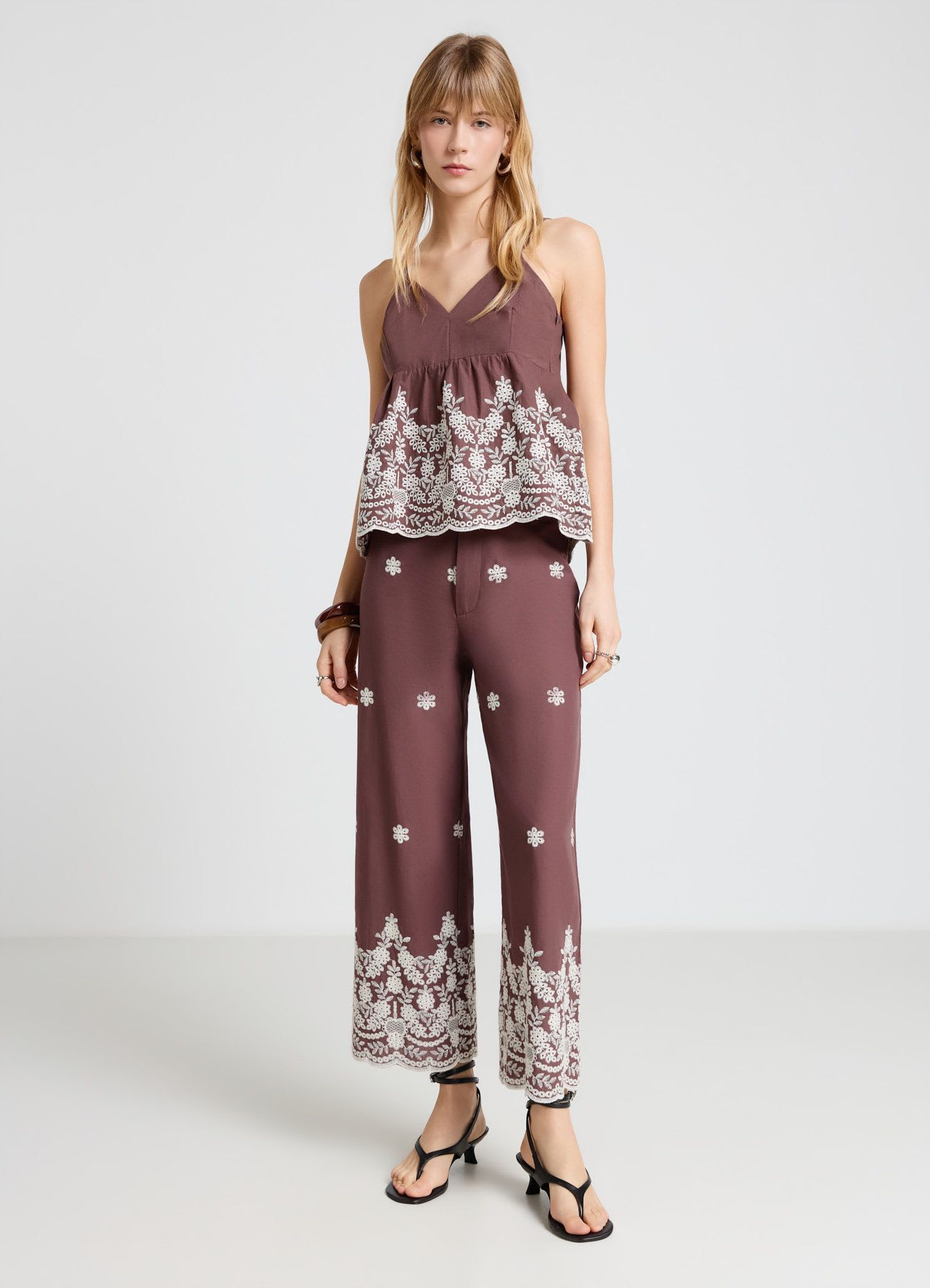 Top peplo con ricamo floreale