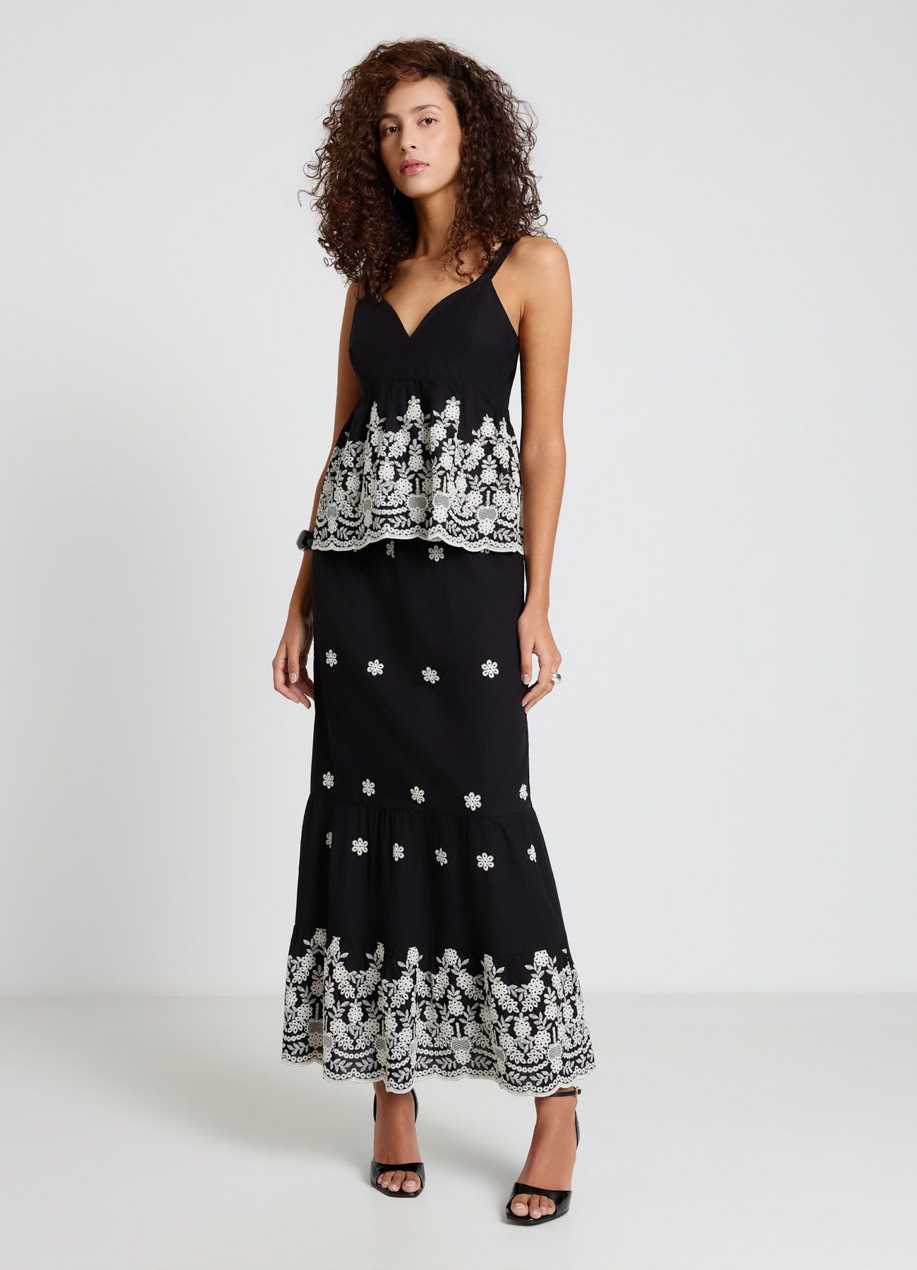 Top peplo con ricamo floreale