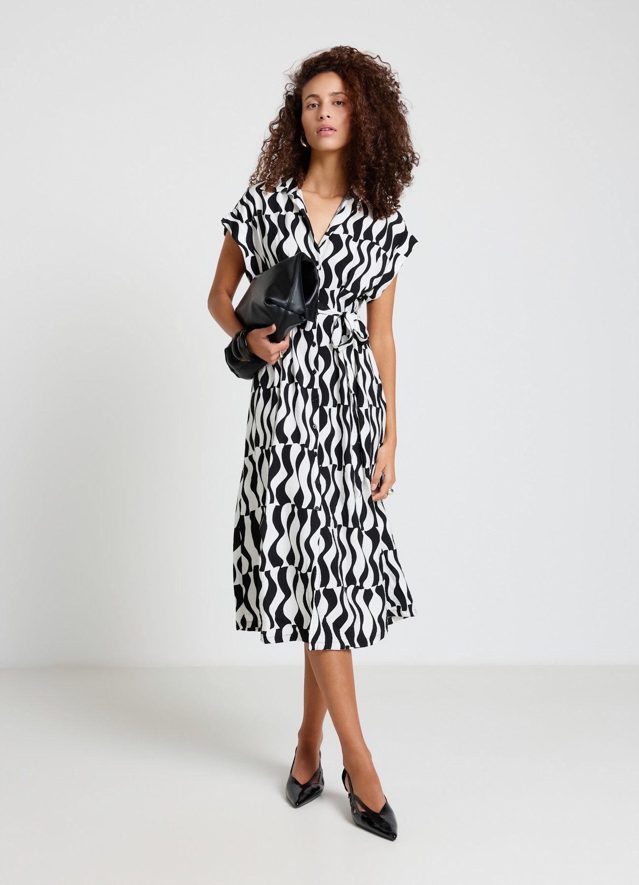 Vestito chemisier lungo con cintura e stampa geometrica