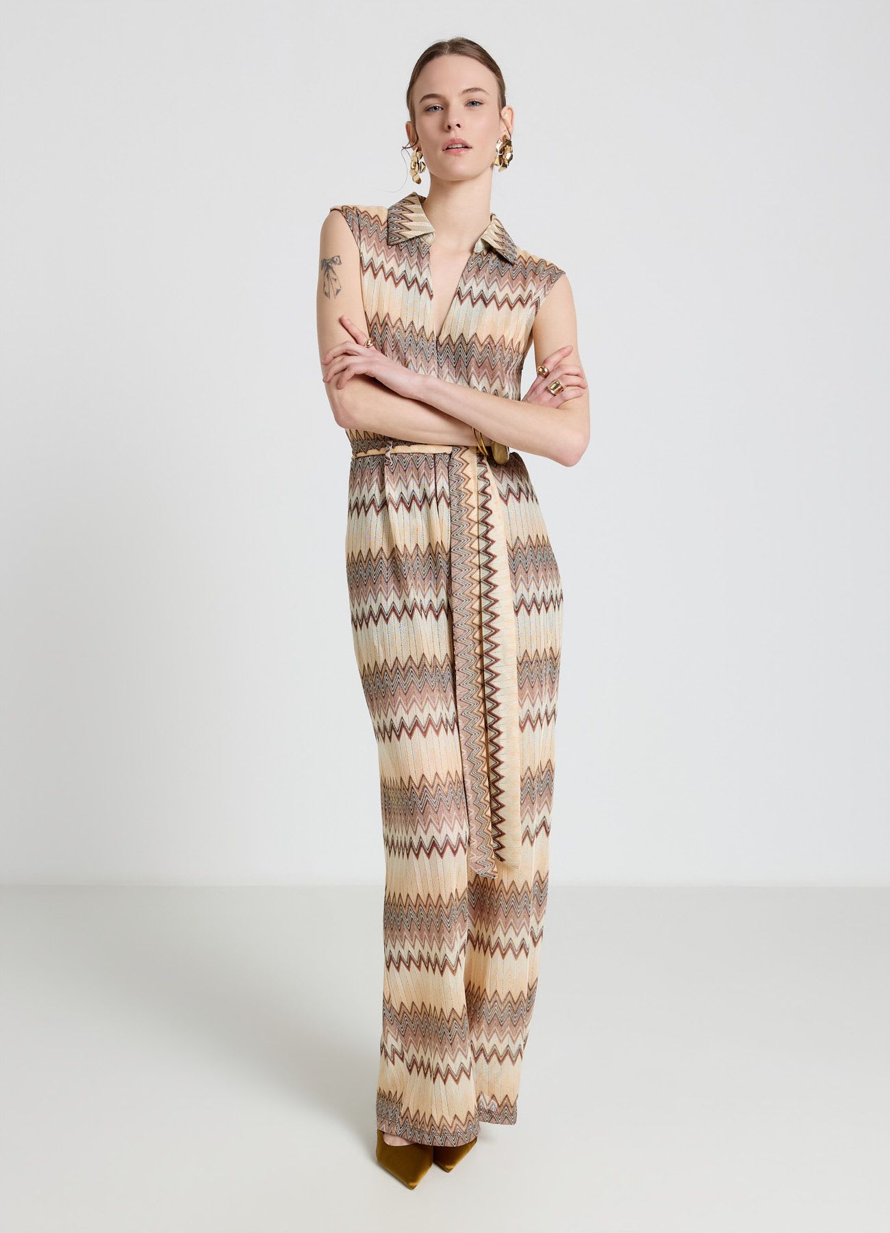 Vestito lungo smanicato con cintura e stampa chevron