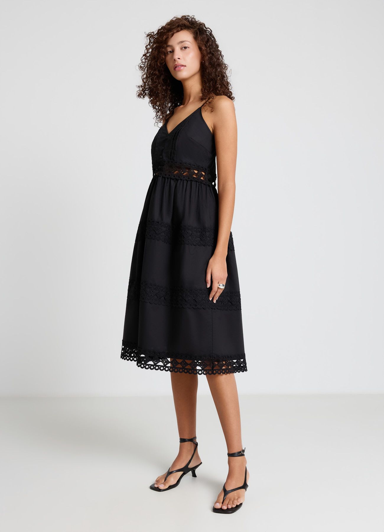 Vestito lungo con spalline e inserti traforati