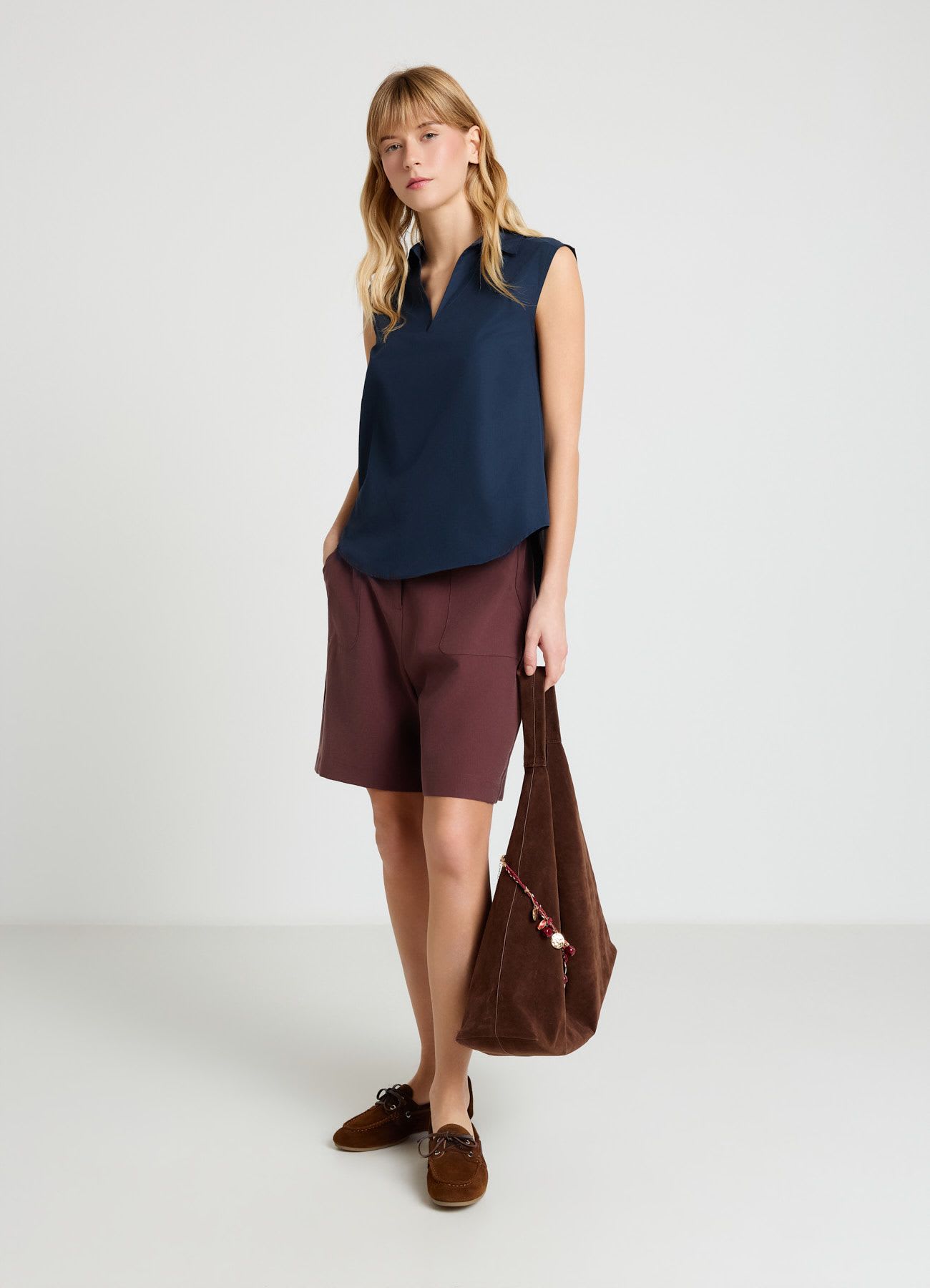 Blusa smanicata con colletto classico e scollo a V