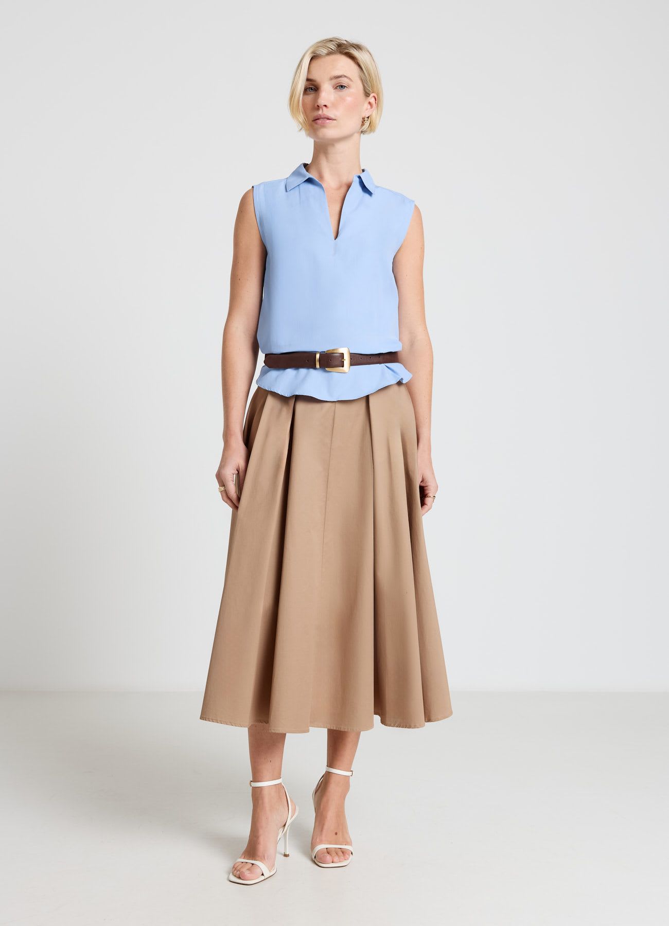Blusa smanicata con colletto classico e scollo a V
