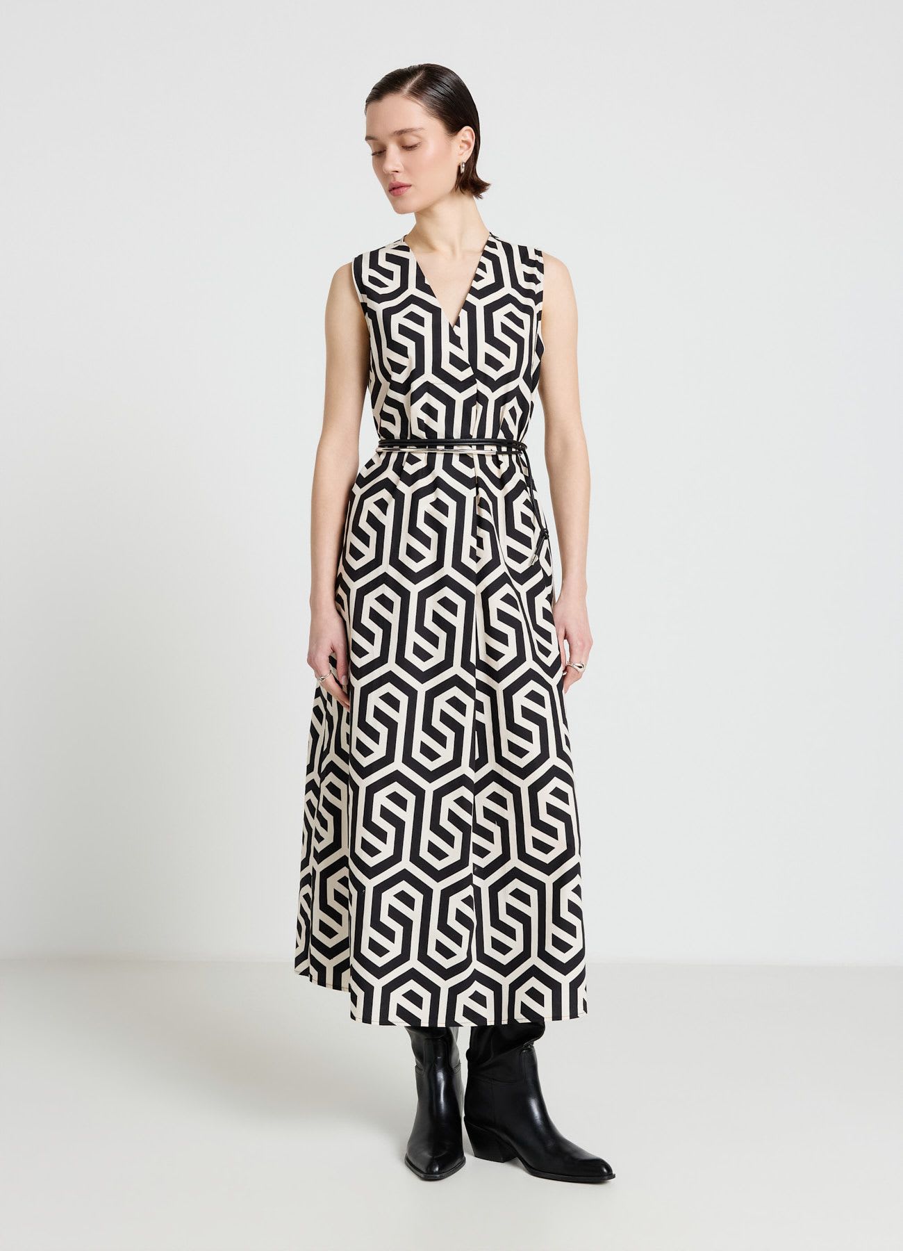 Vestito lungo smanicato con stampa geometrica