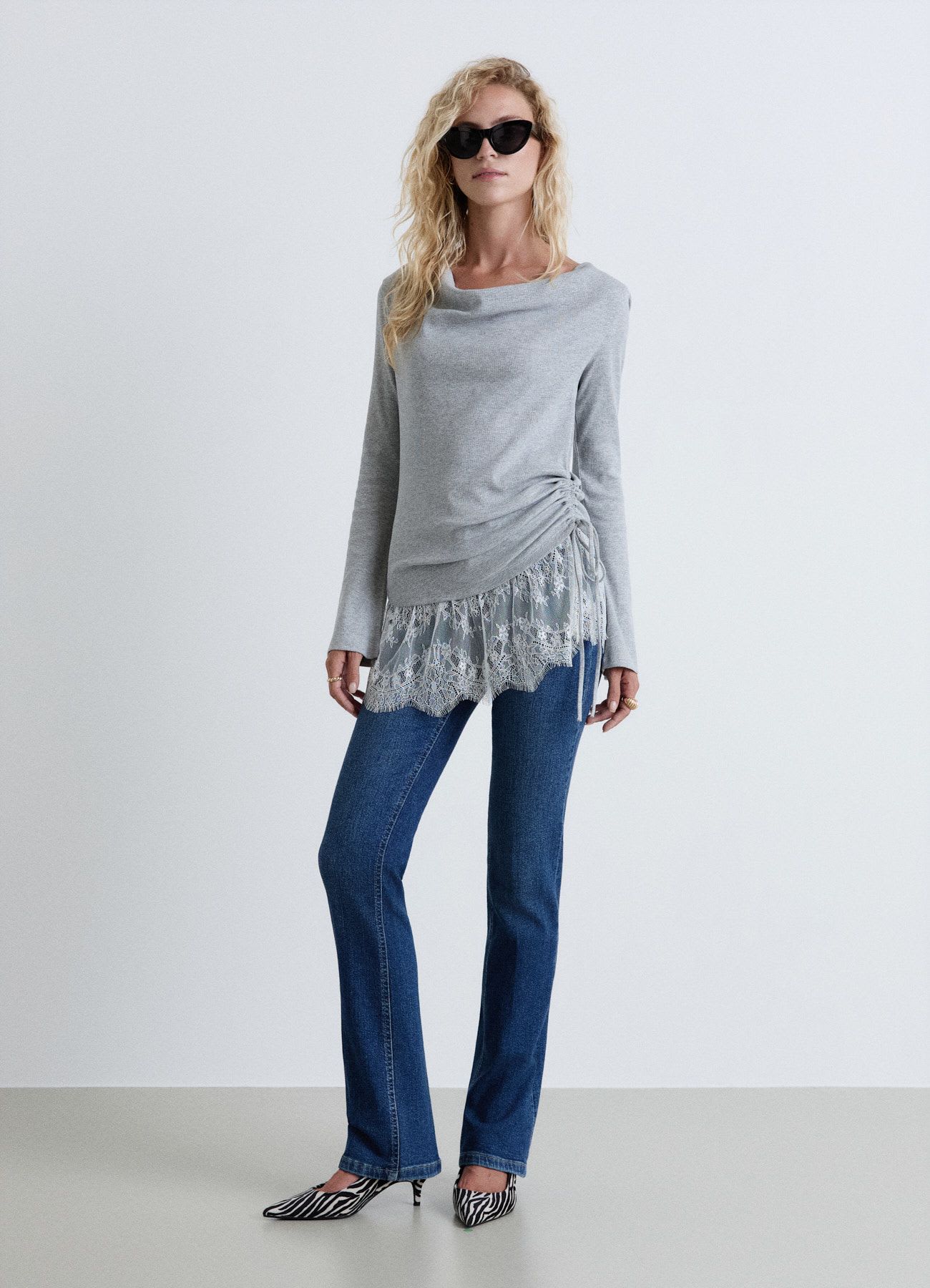 T-shirt con scollo a cascata e inserto in pizzo