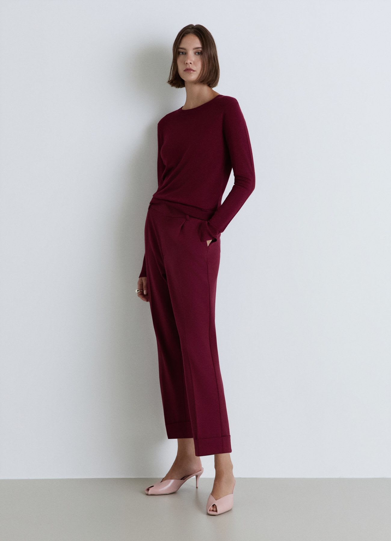 Pantaloni straight con vita elasticizzata e risvolto