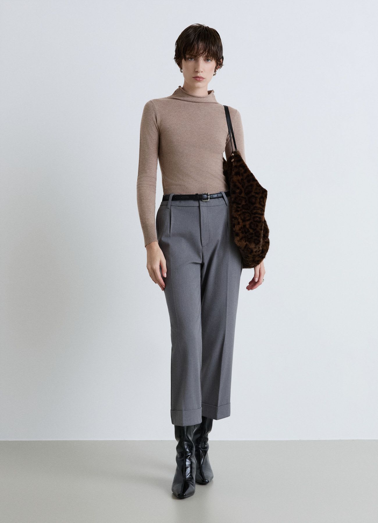 Pantaloni con elastico in vita e risvolto