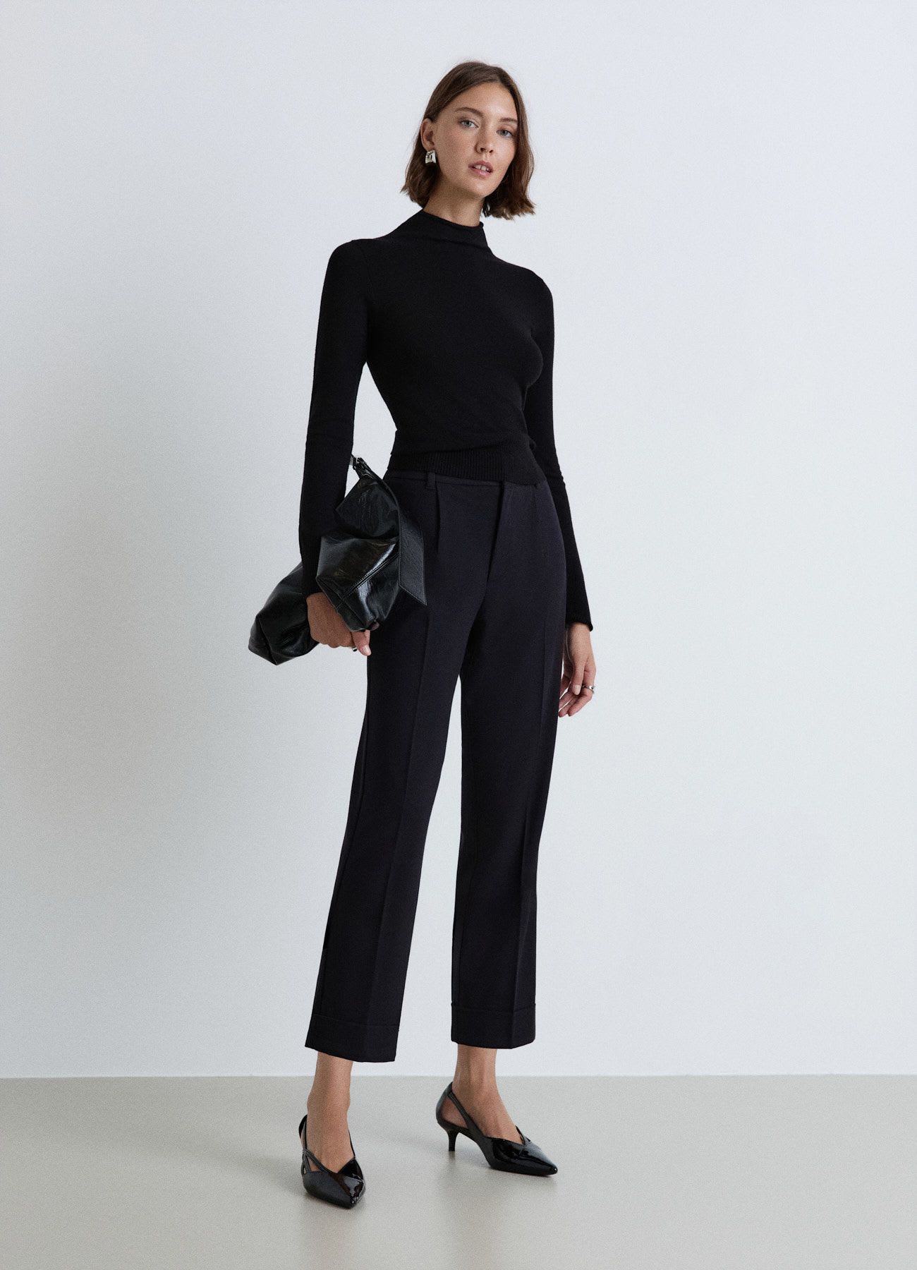 Pantaloni con elastico in vita e risvolto