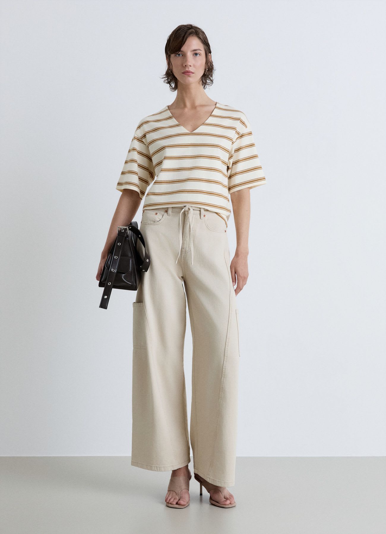 T-shirt over con scollo a V a righe