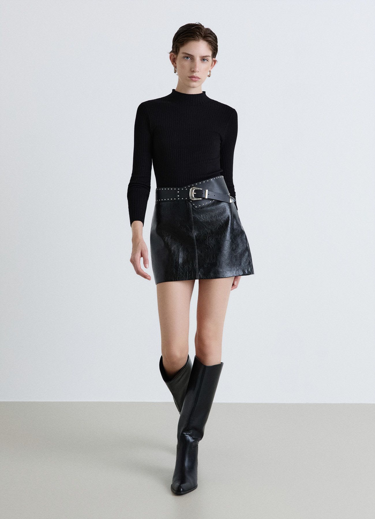 T-shirt a manica lunga a costine con collo alto