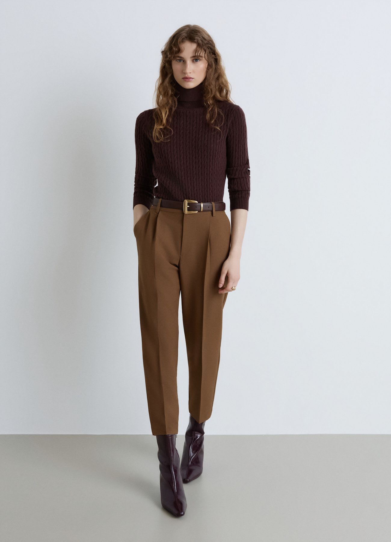 Pantaloni con pinces e vita elasticizzata