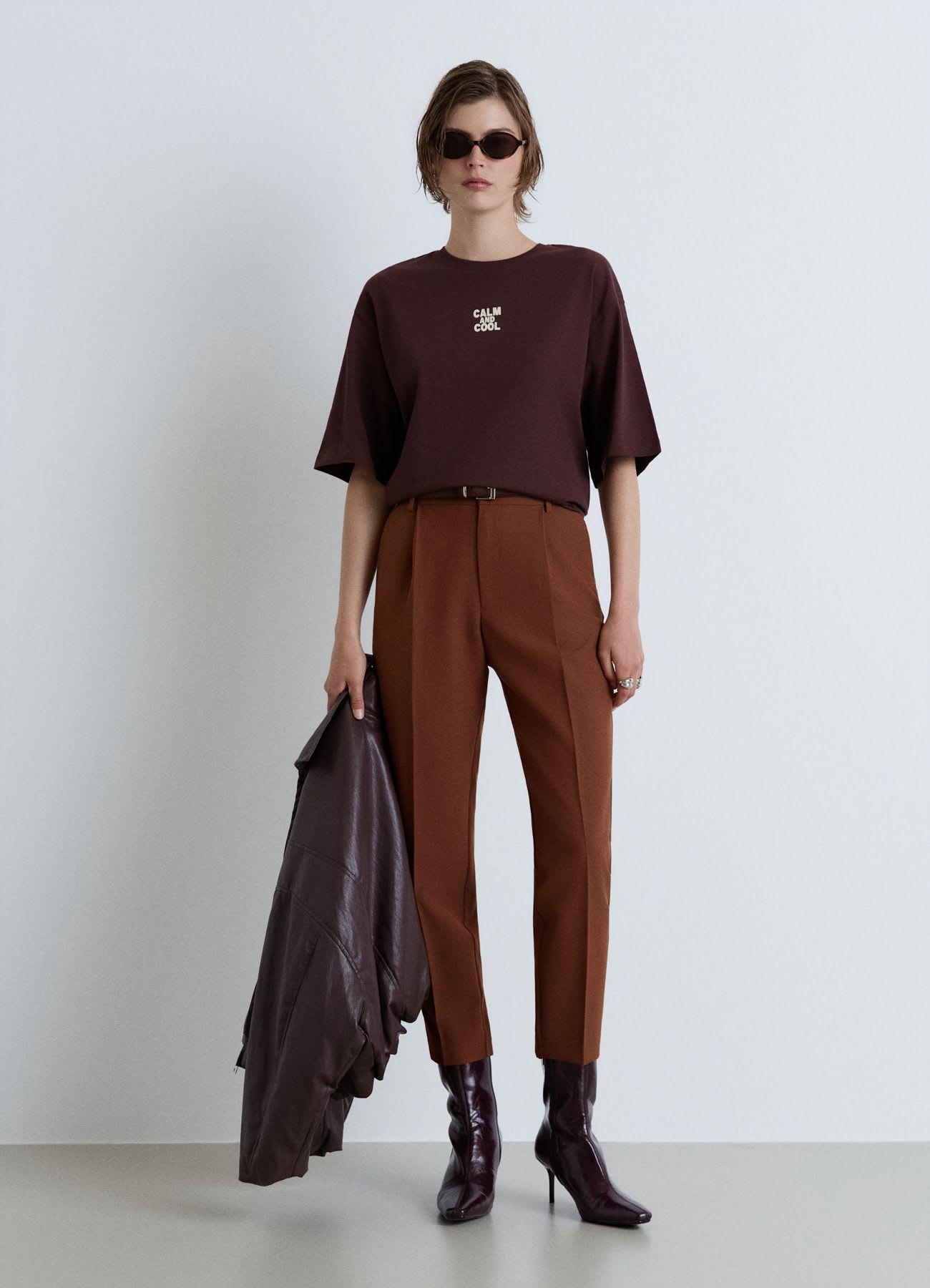 Pantaloni con pinces e vita elasticizzata