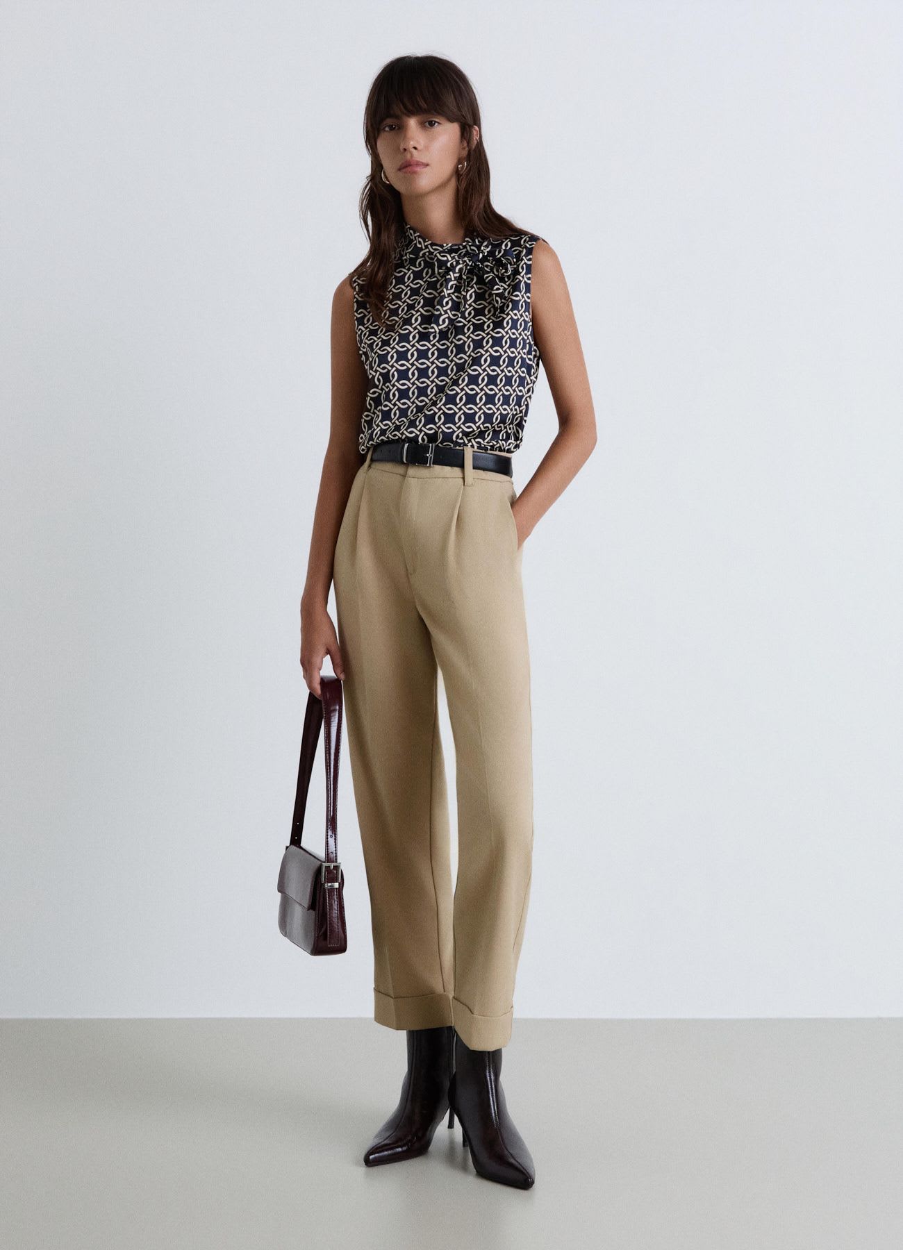 Top smanicato con collo alto e fiocco