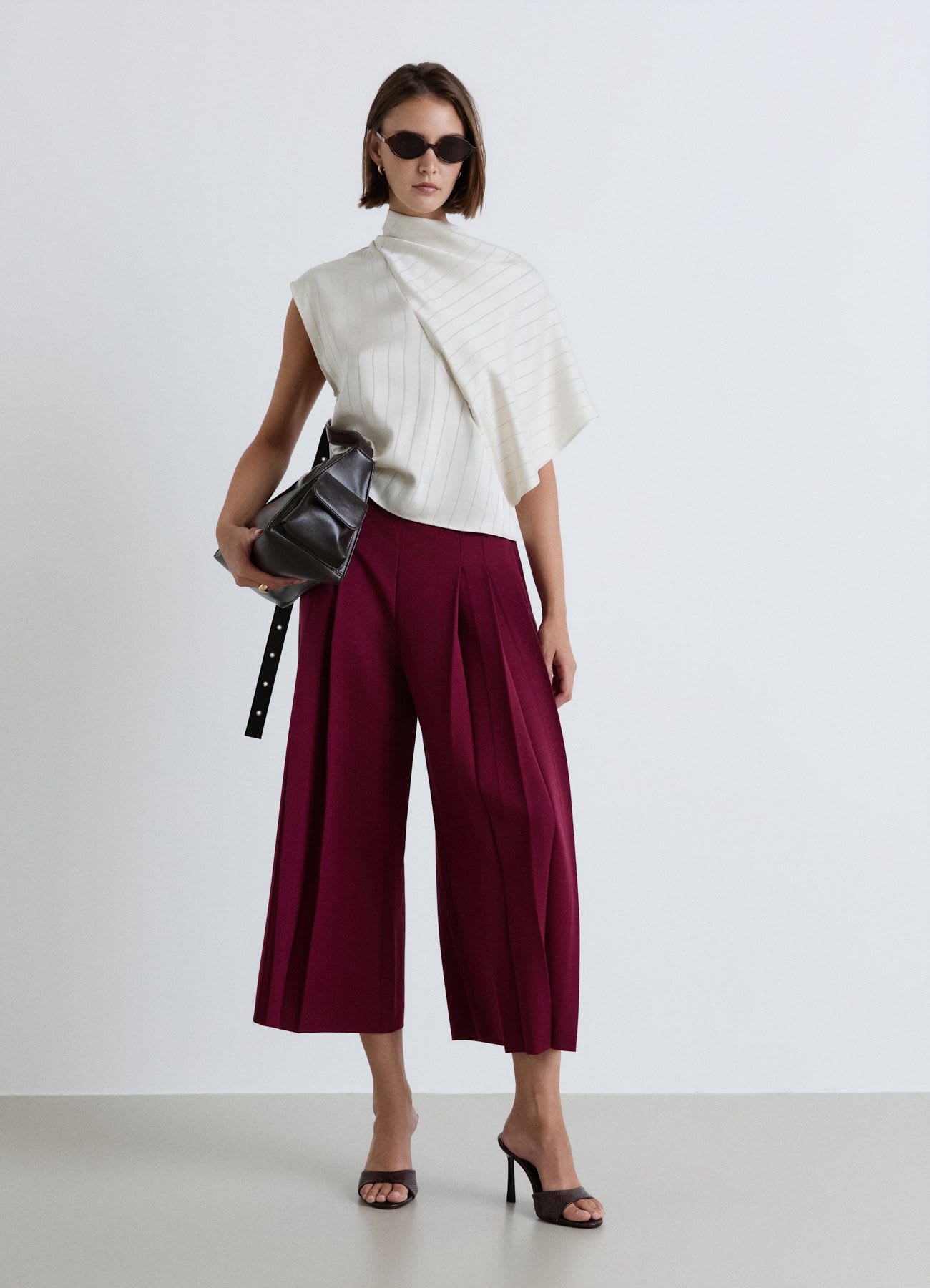 Pantaloni culotte con pieghe simmetriche