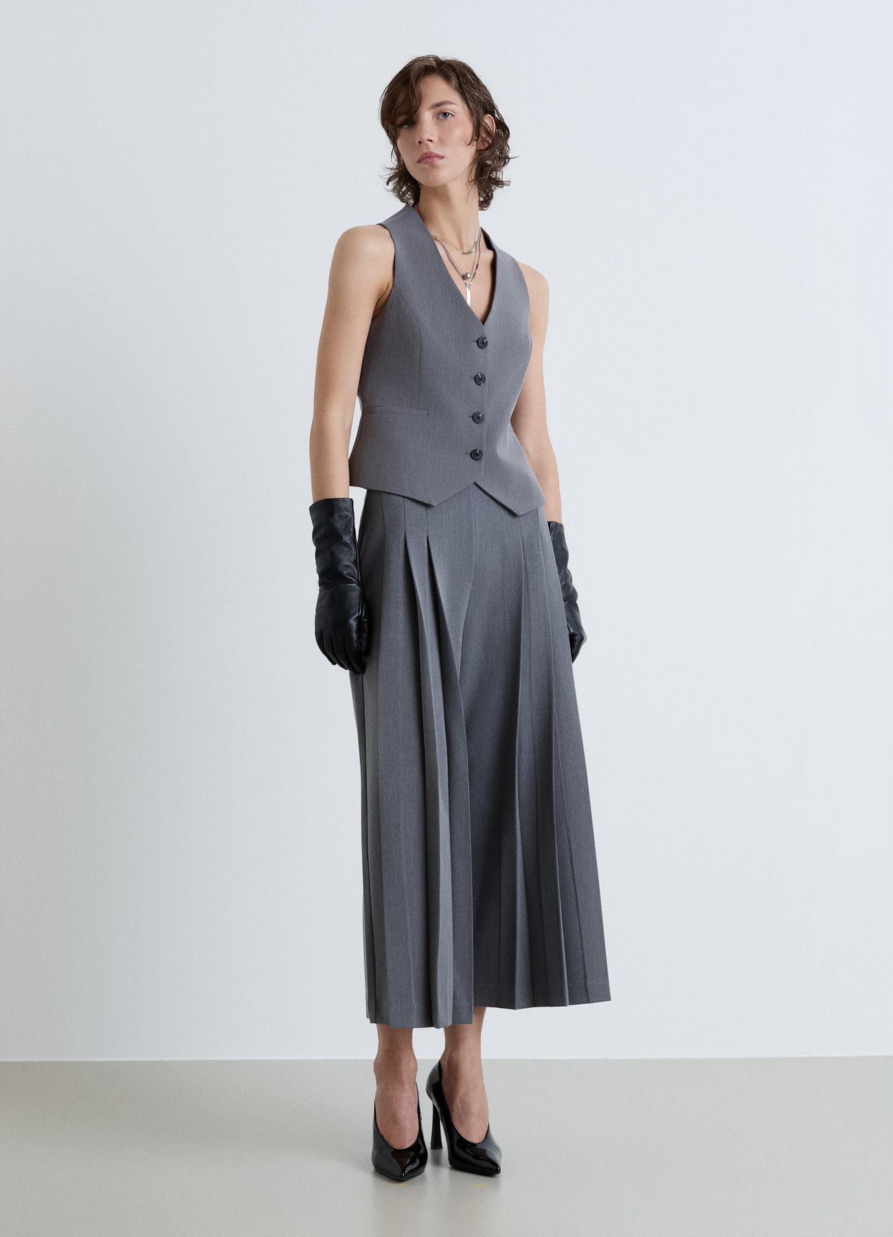 Pantaloni culotte con pieghe simmetriche