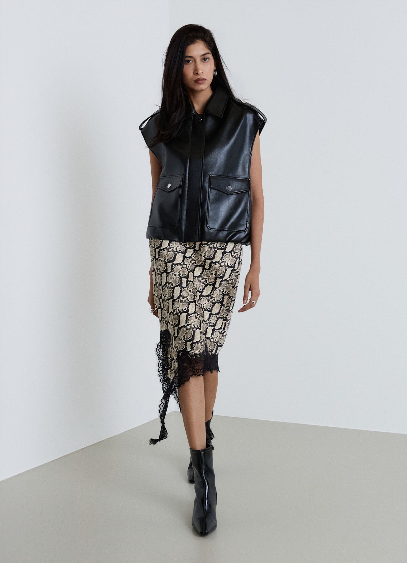 Gilet smanicato con applicazioni gioiello
