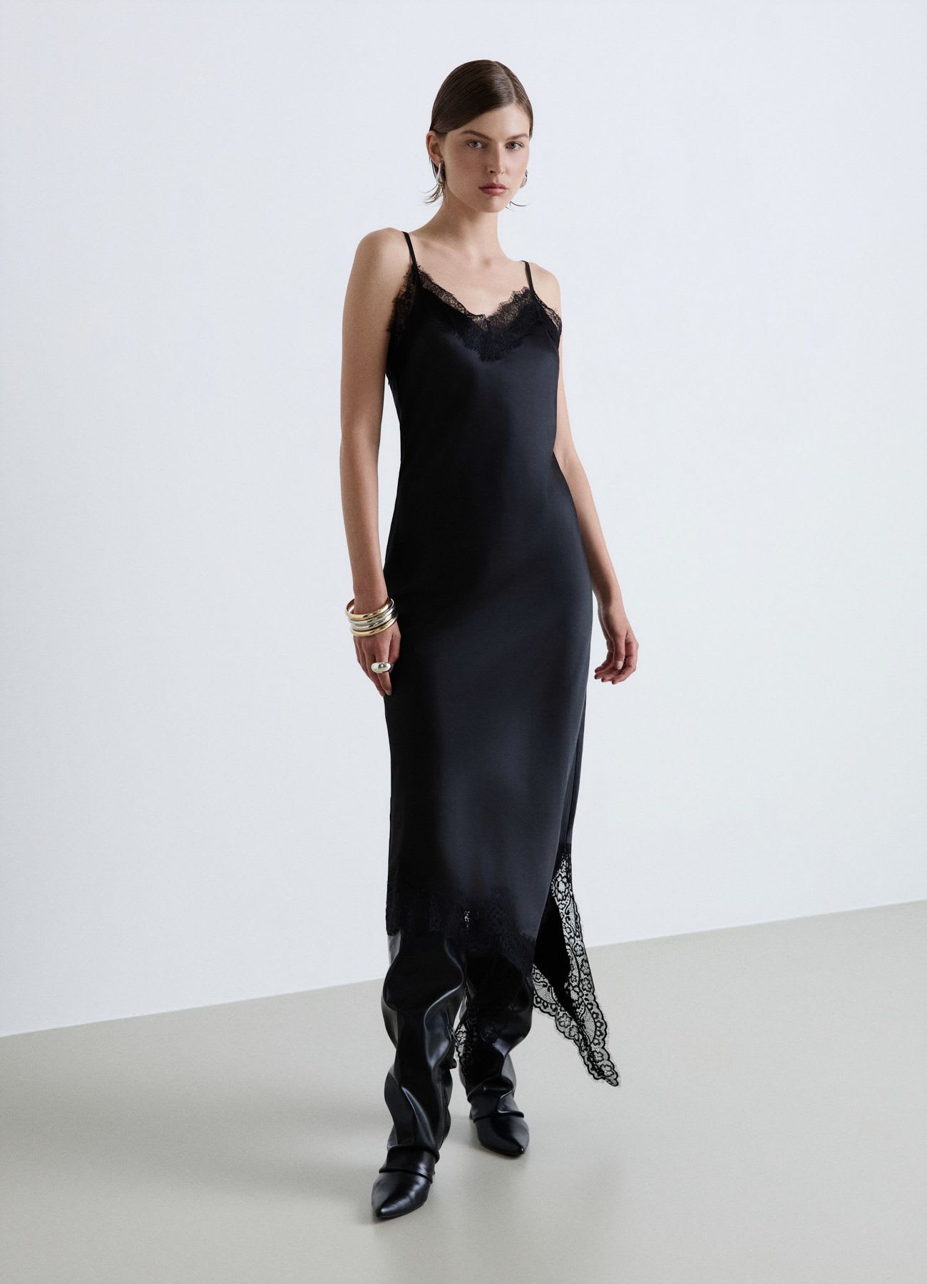 Abito sottoveste asimmetrico con pizzo