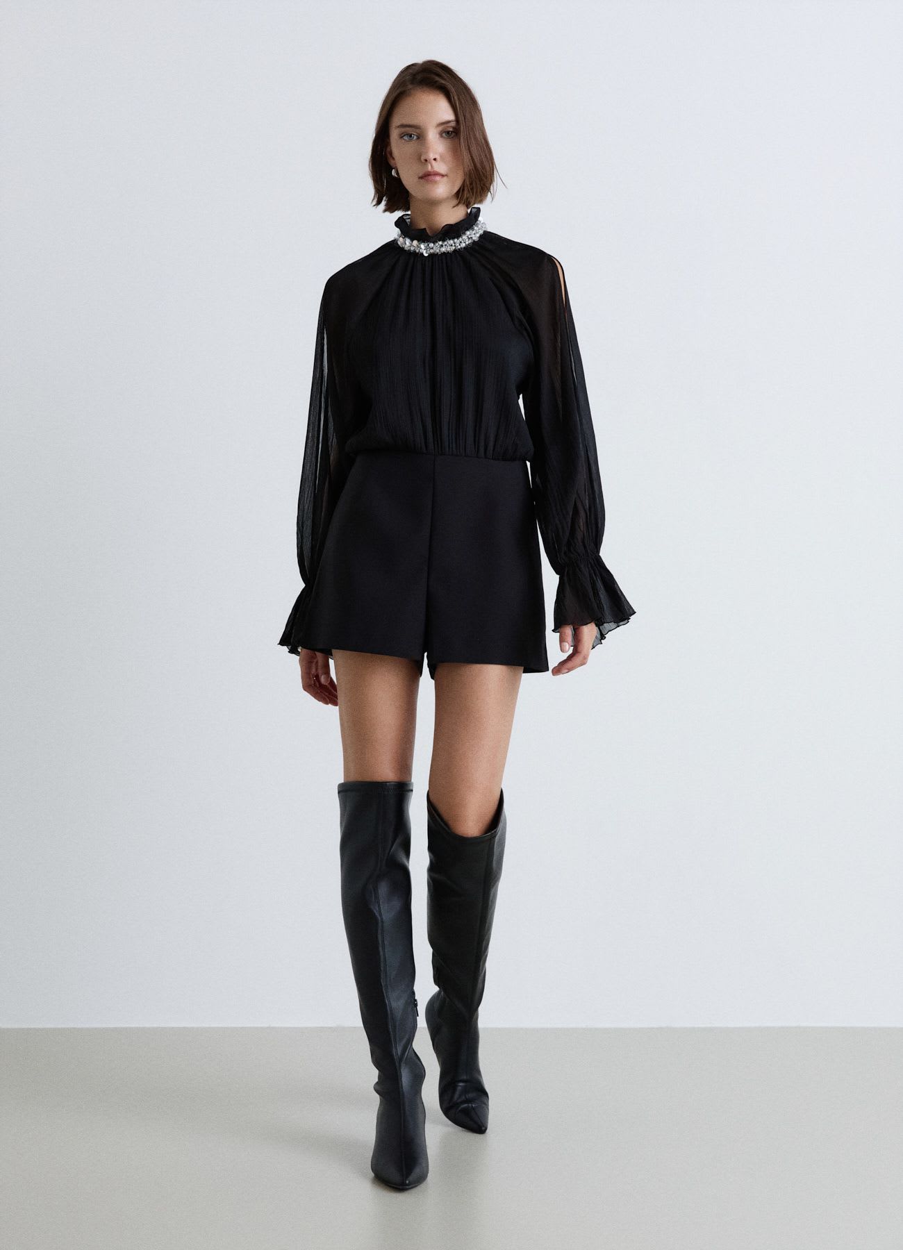 Abito minidress con collo gioiello e maniche arricciate