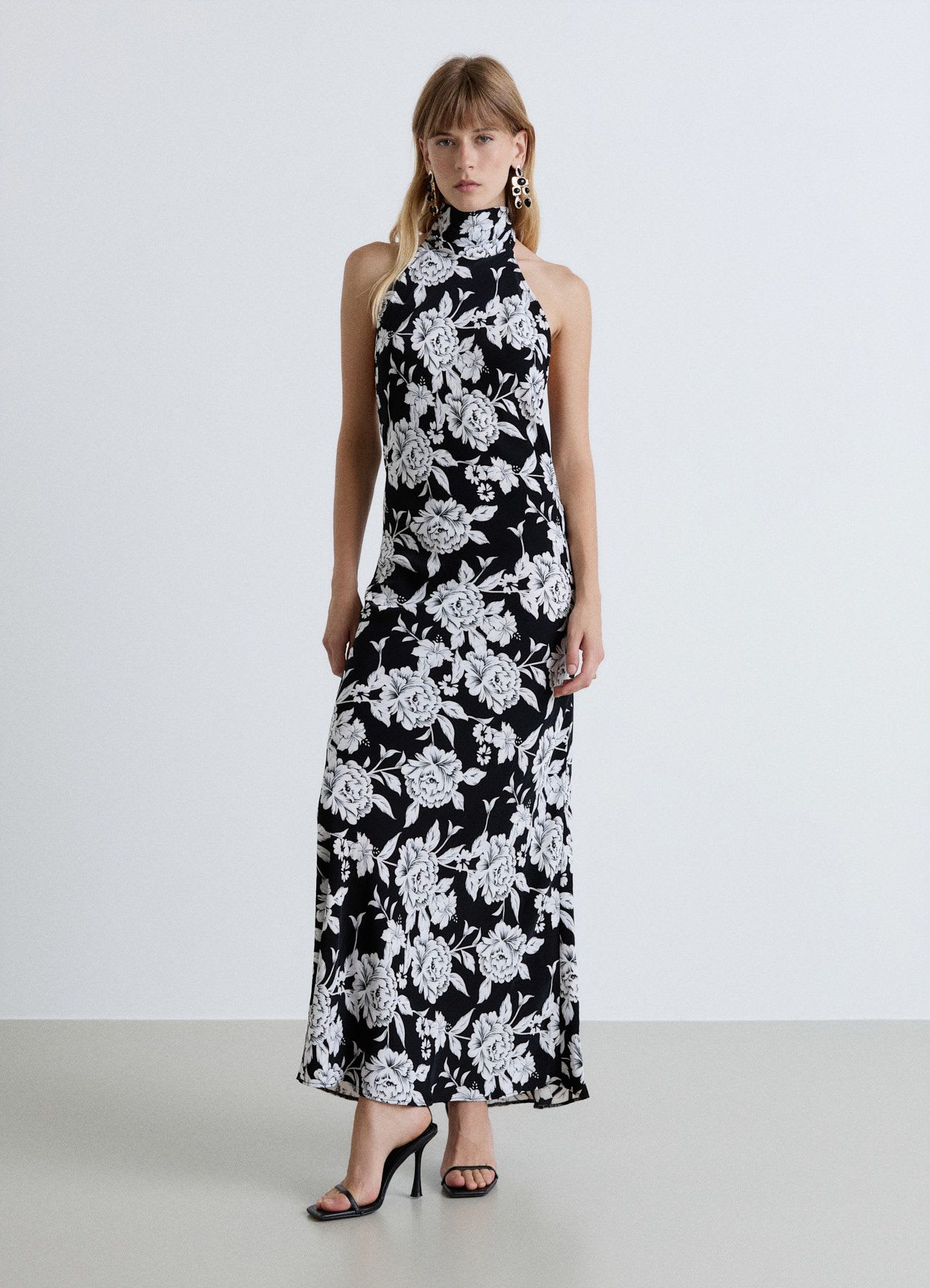 Vestito lungo a stampa floreale con scollo all'americana