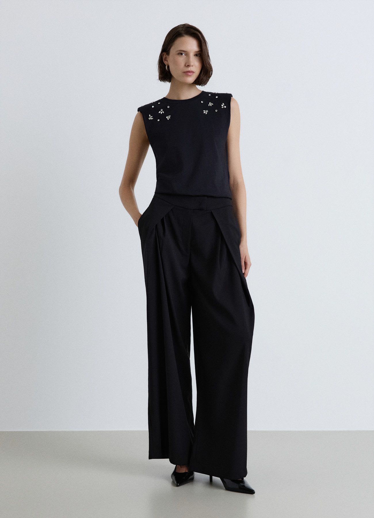 Top girocollo con applicazioni strass