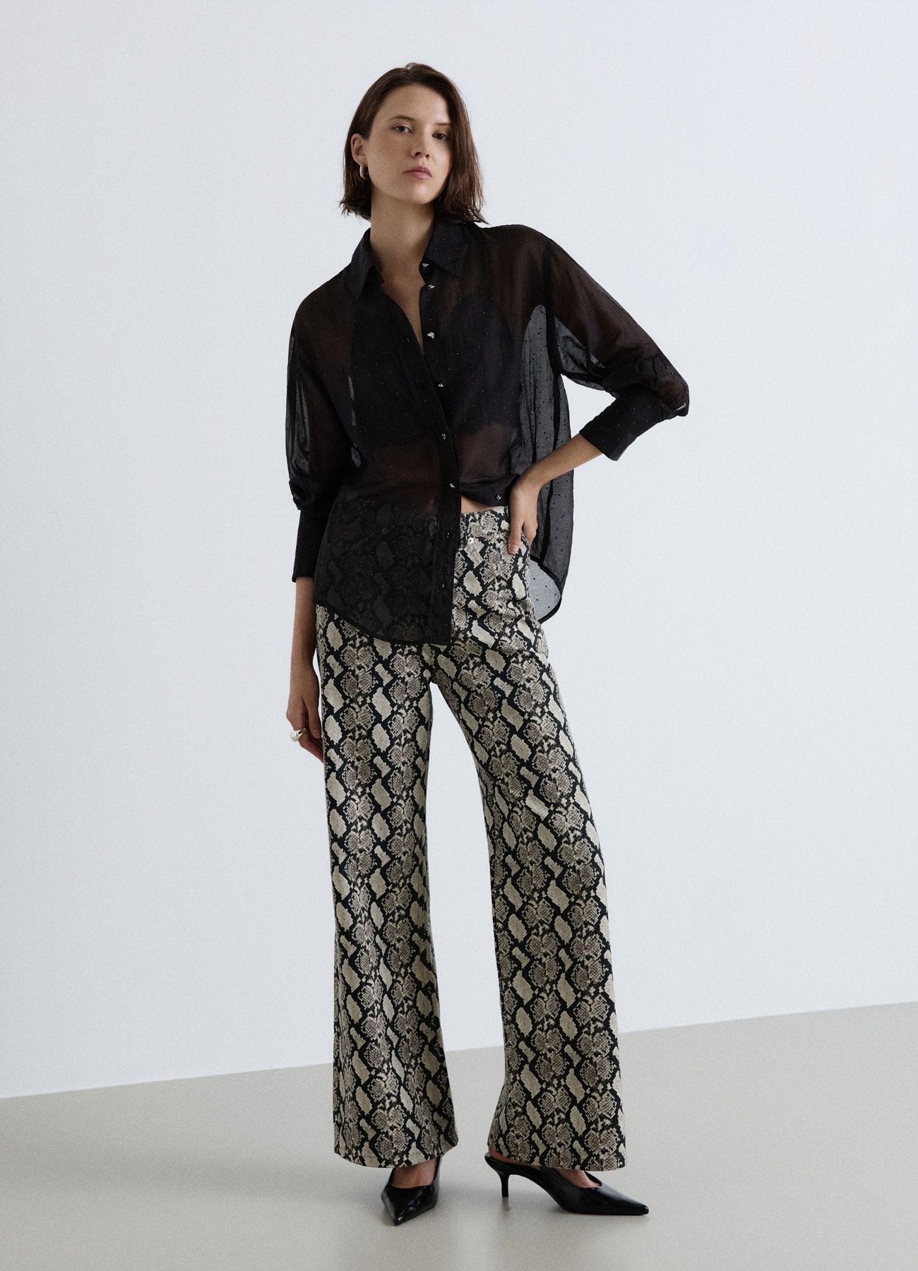 Camicia con trasparenze ed applicazioni di strass