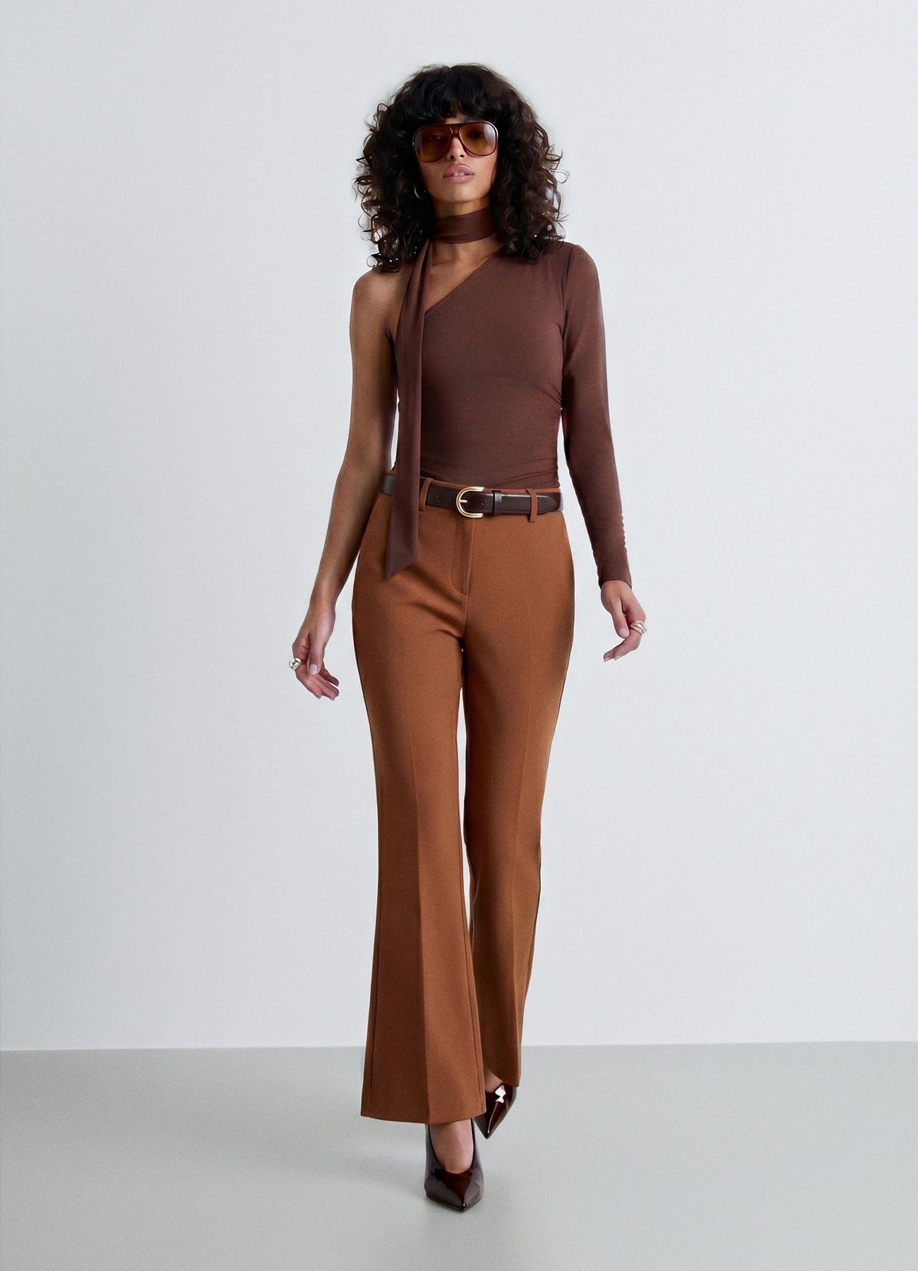 Pantaloni flare con cintura