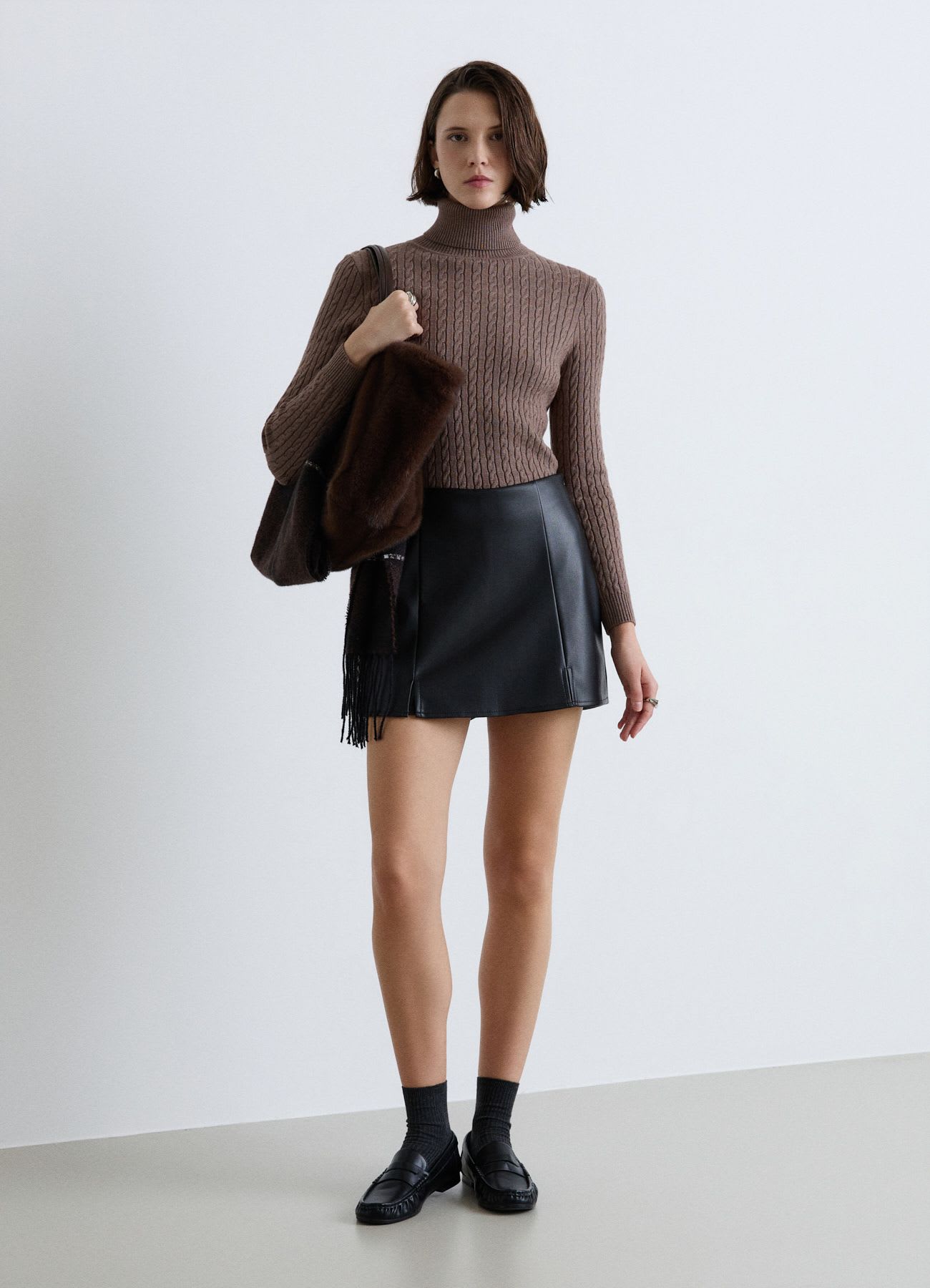 Gonna-pantalone mini effetto pelle con zip laterale