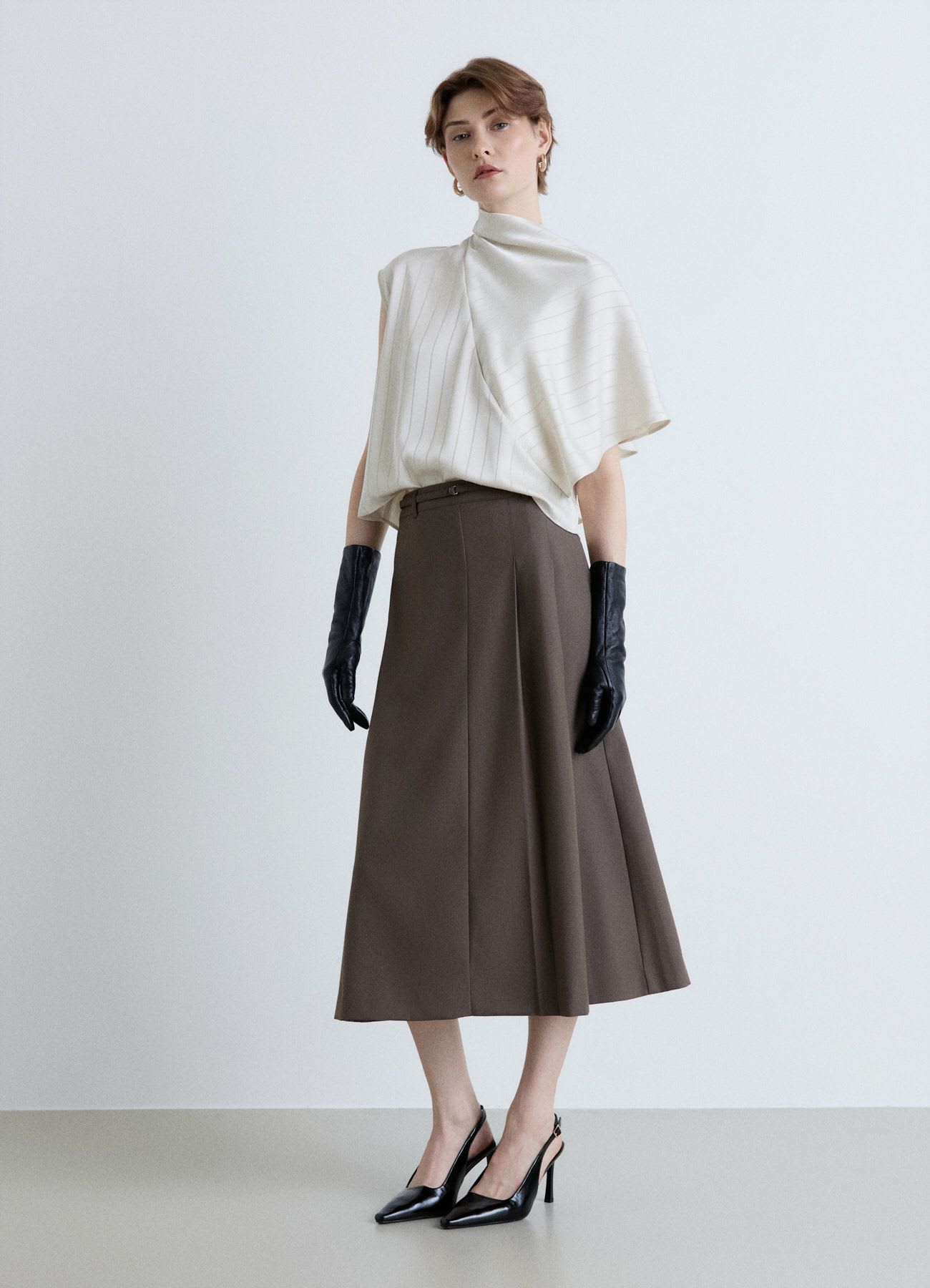 Top con mantella monospalla a righe