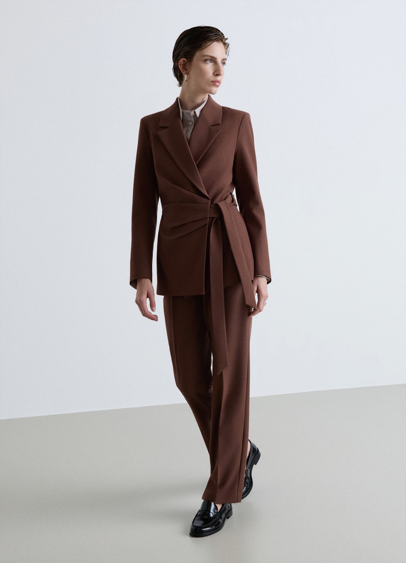 Blazer con fusciacca e pieghe