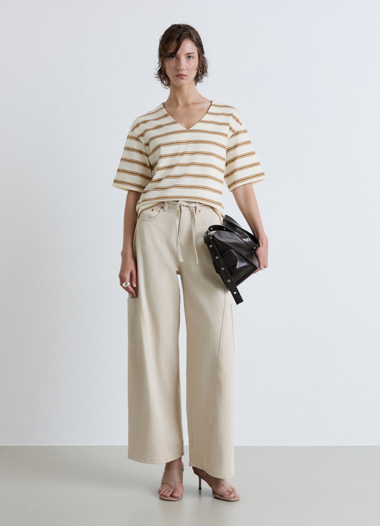 Jeans palazzo cargo con coulisse e tasche