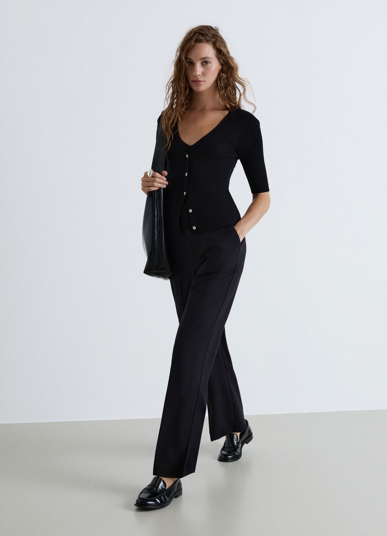 T-shirt a costine con scollo a V e bottoni