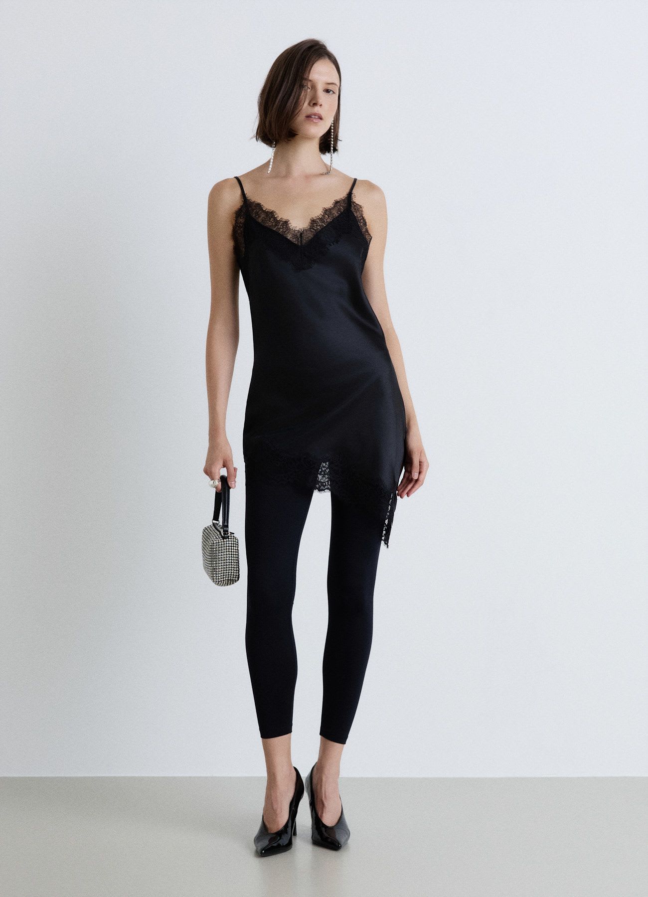 Top asimmetrico similsatin con profili in pizzo