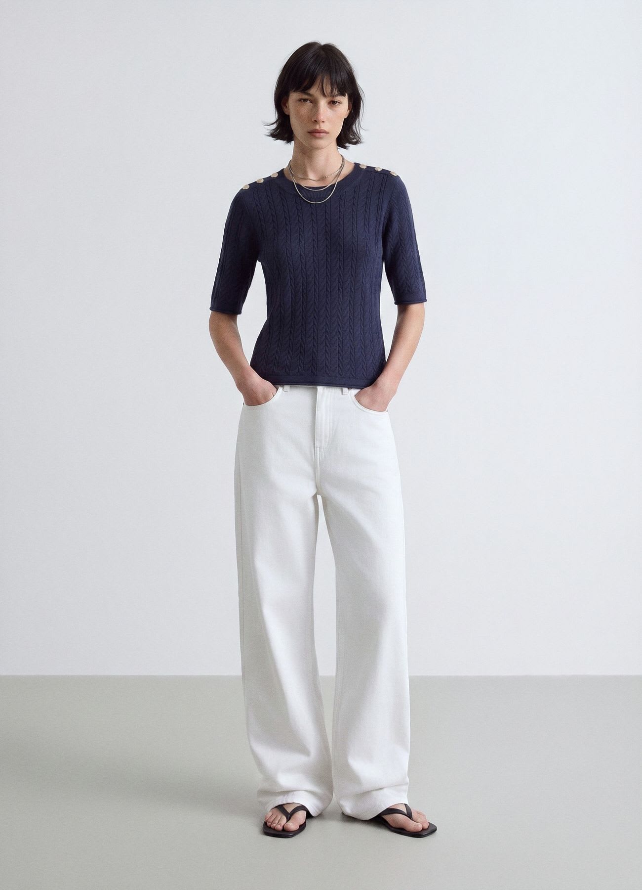 T-shirt in maglia a trecce con bottoni sulle spalle
