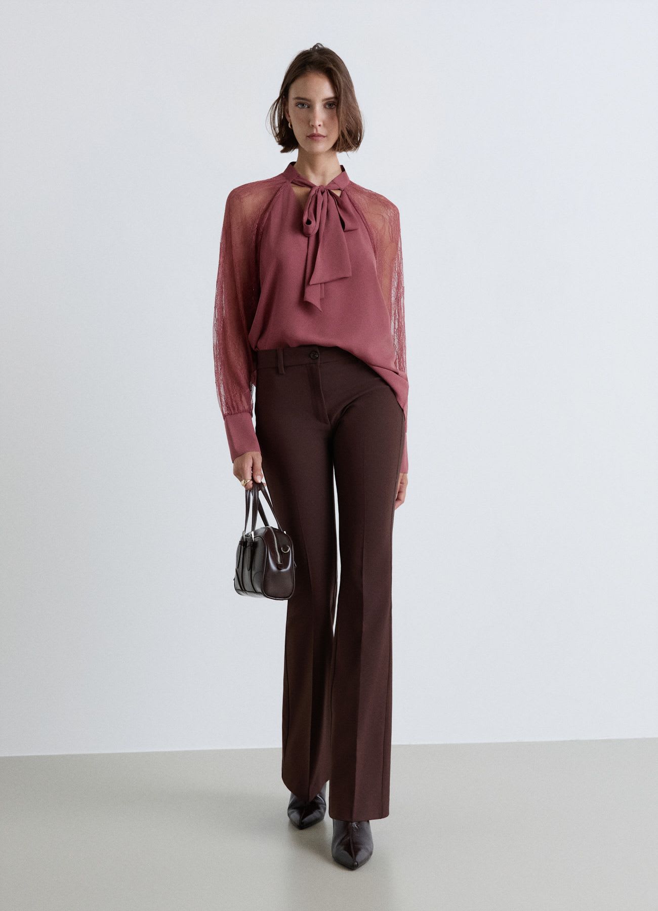 Blusa con fiocco e maniche in pizzo