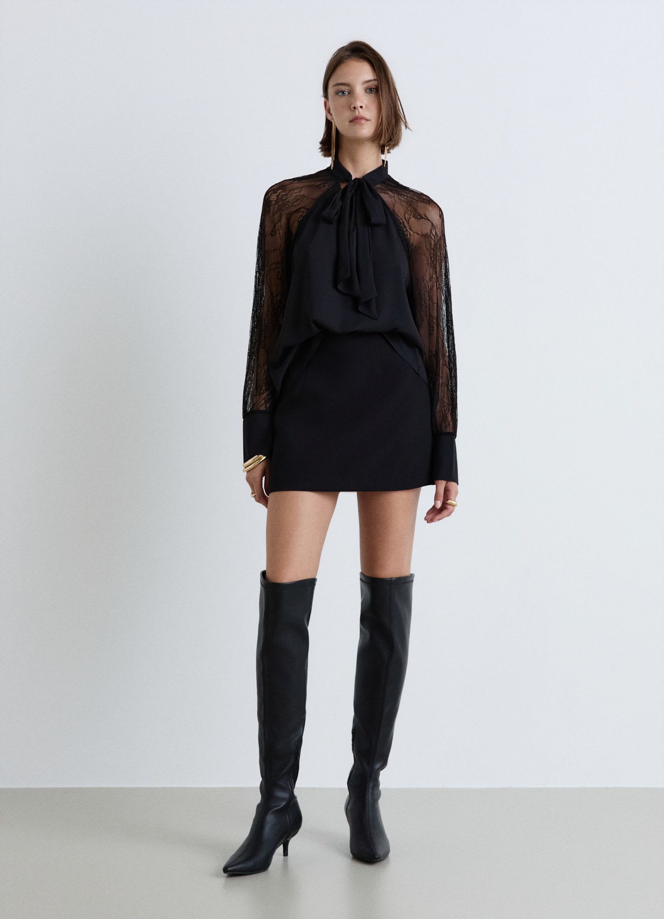 Blusa con fiocco e maniche in pizzo