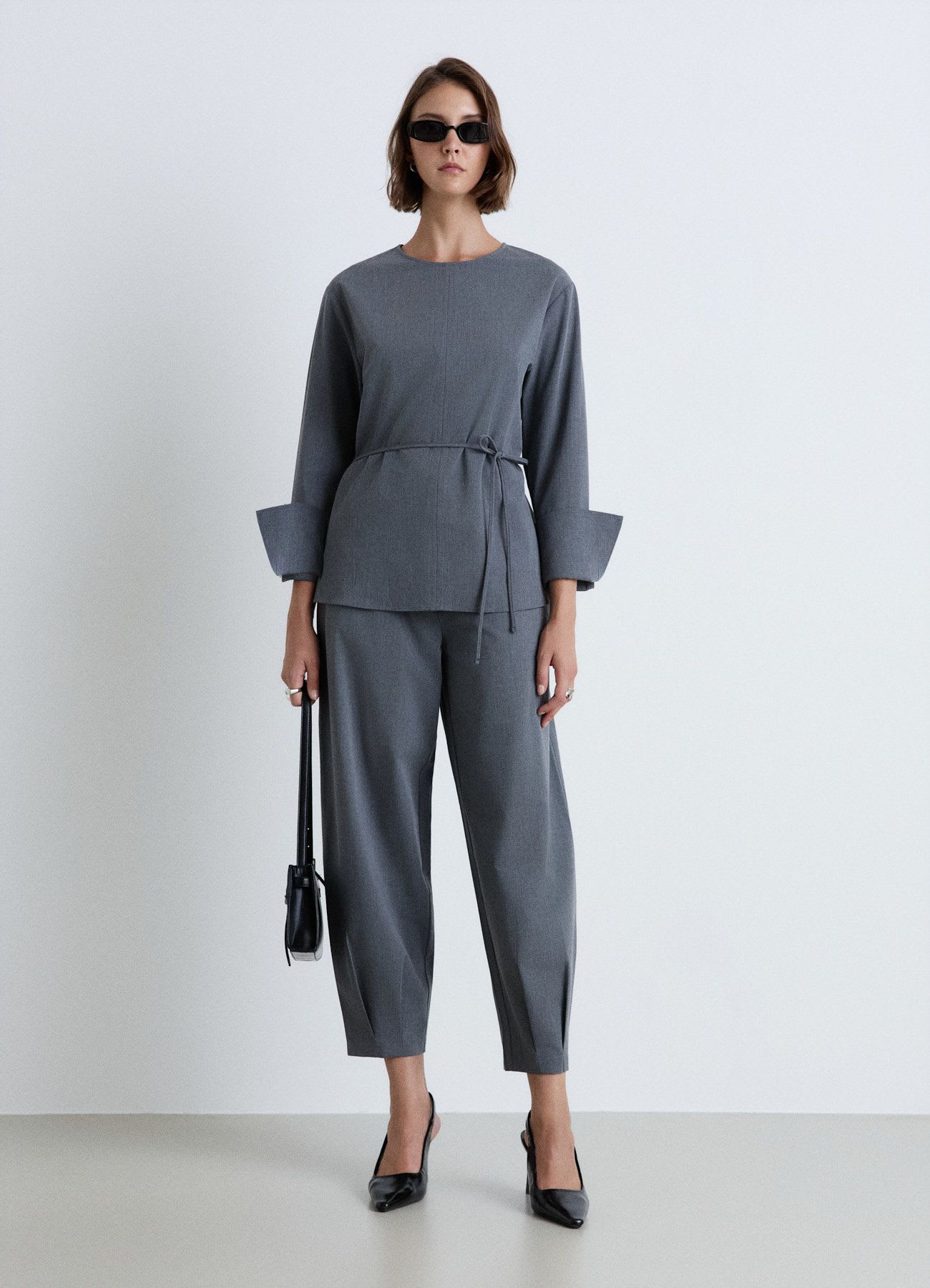 Blusa girocollo con laccio in vita