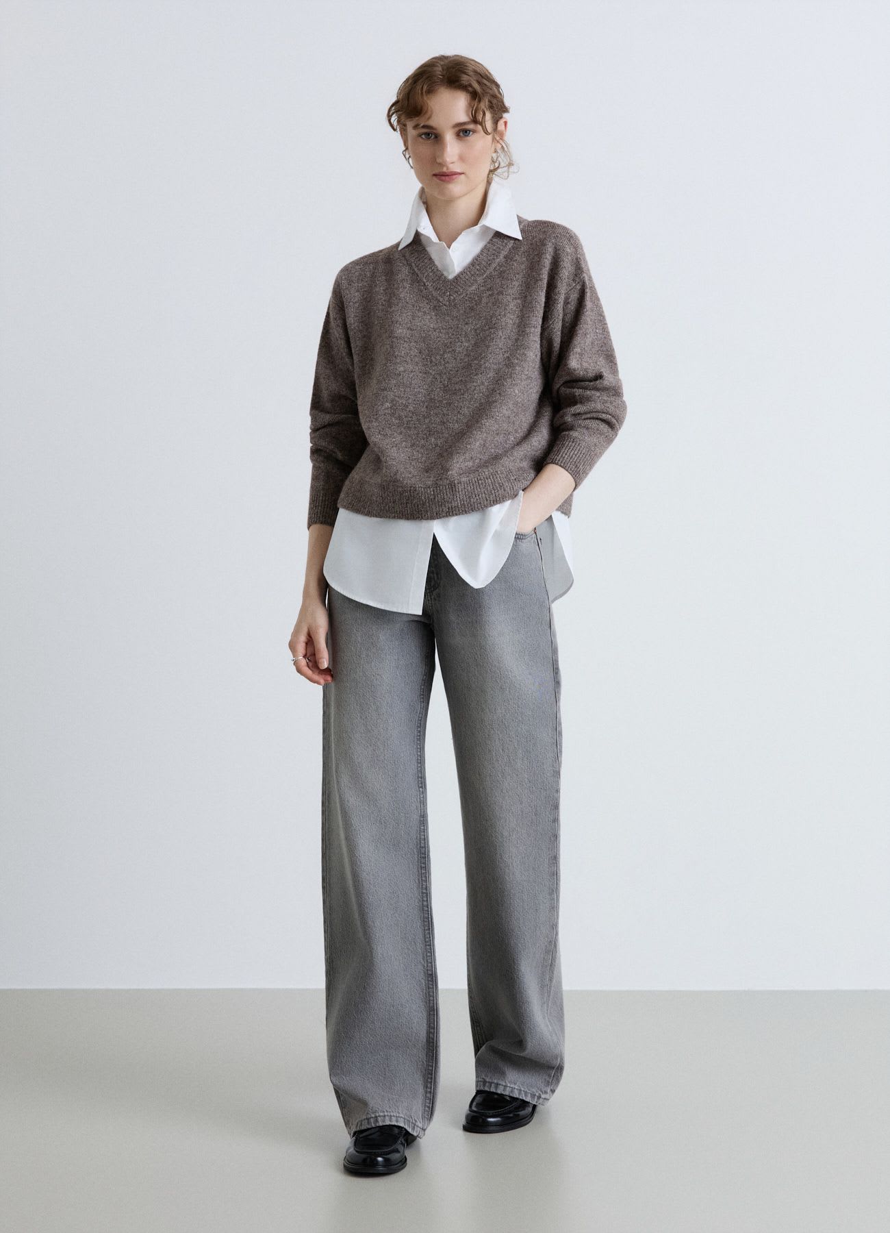 Maglia con inserto camicia e scollo a V