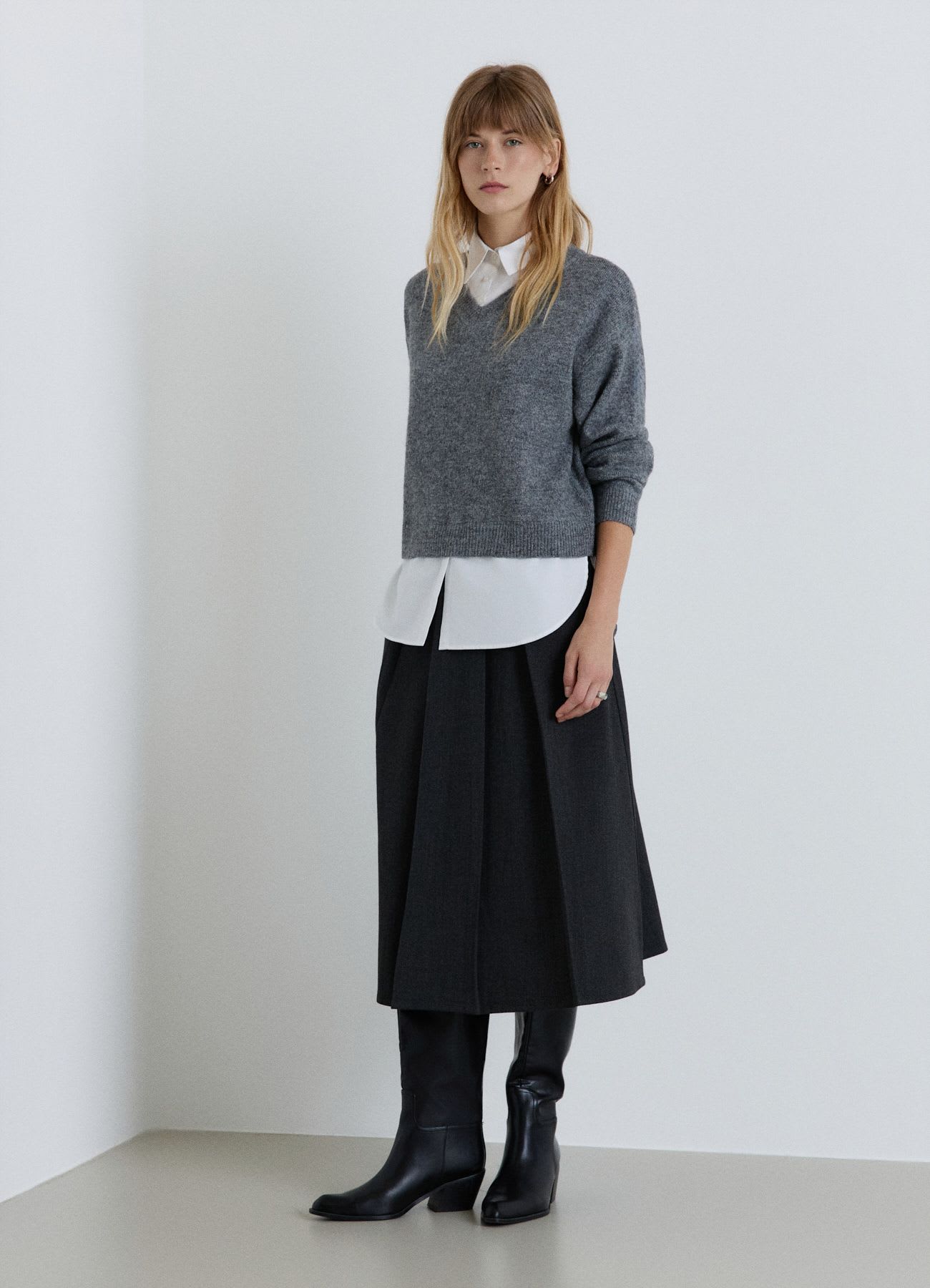 Maglia con inserto camicia e scollo a V