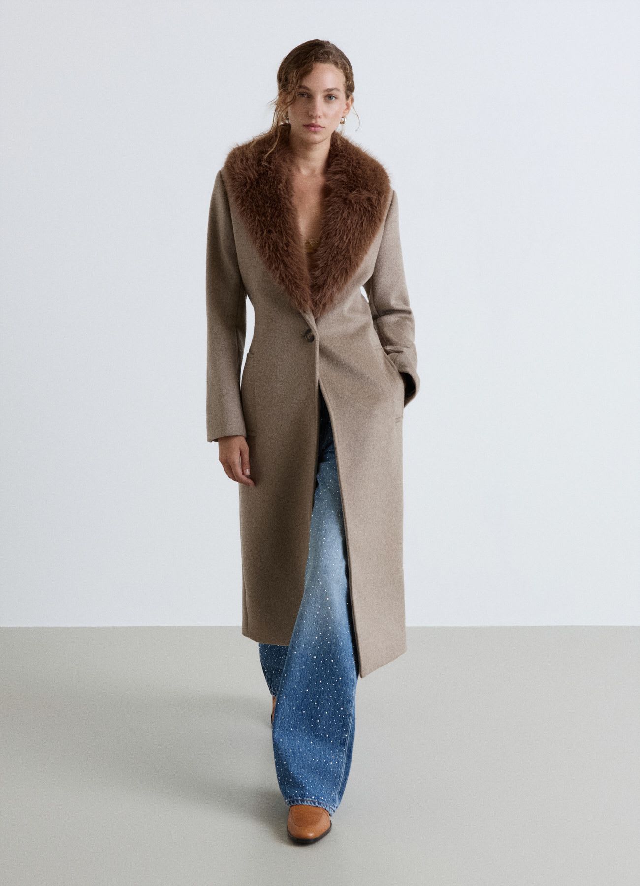 Cappotto lungo con collo effetto pelo e cintura