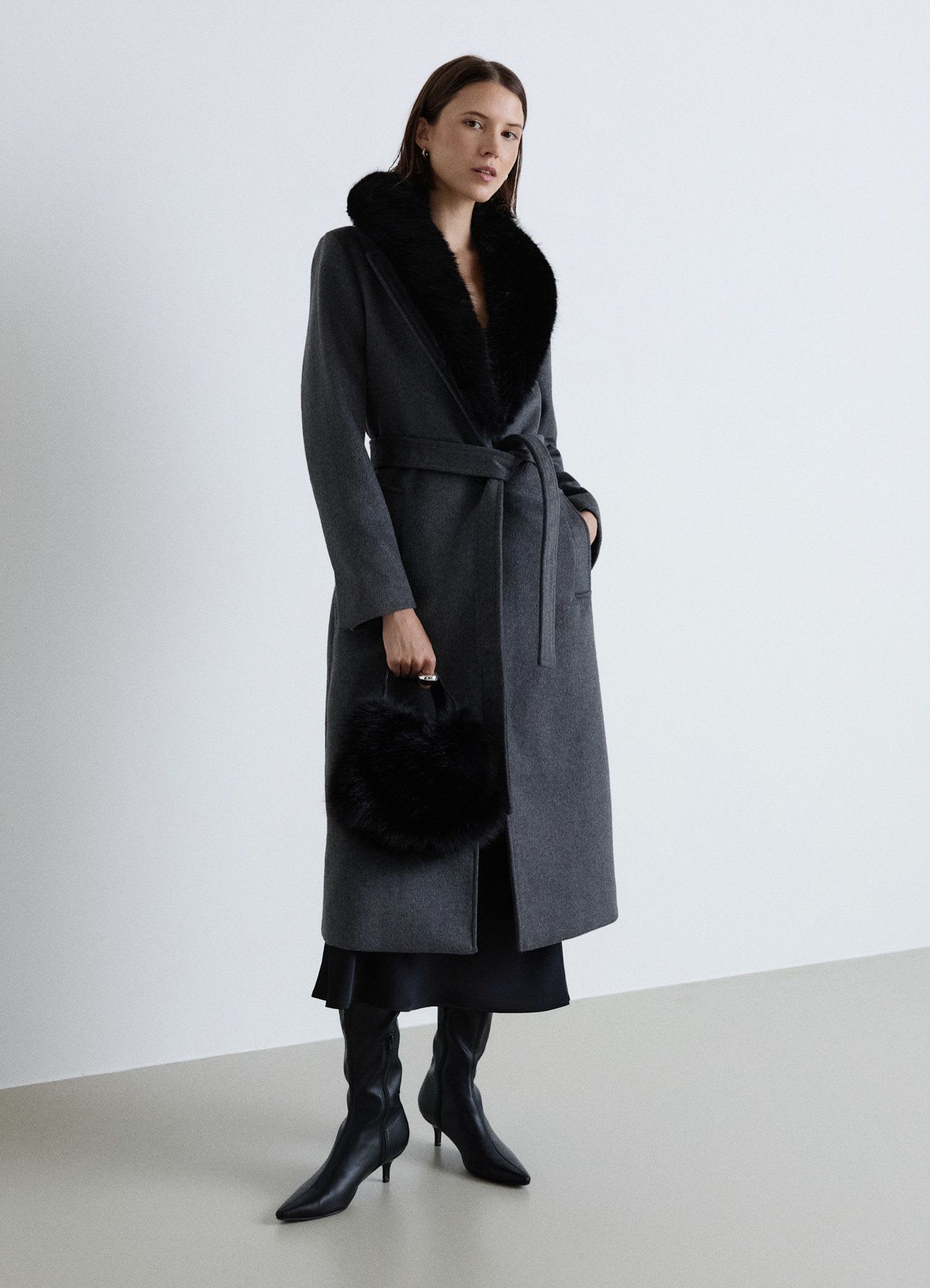 Cappotto lungo con collo in pelliccia sintetica e cintura