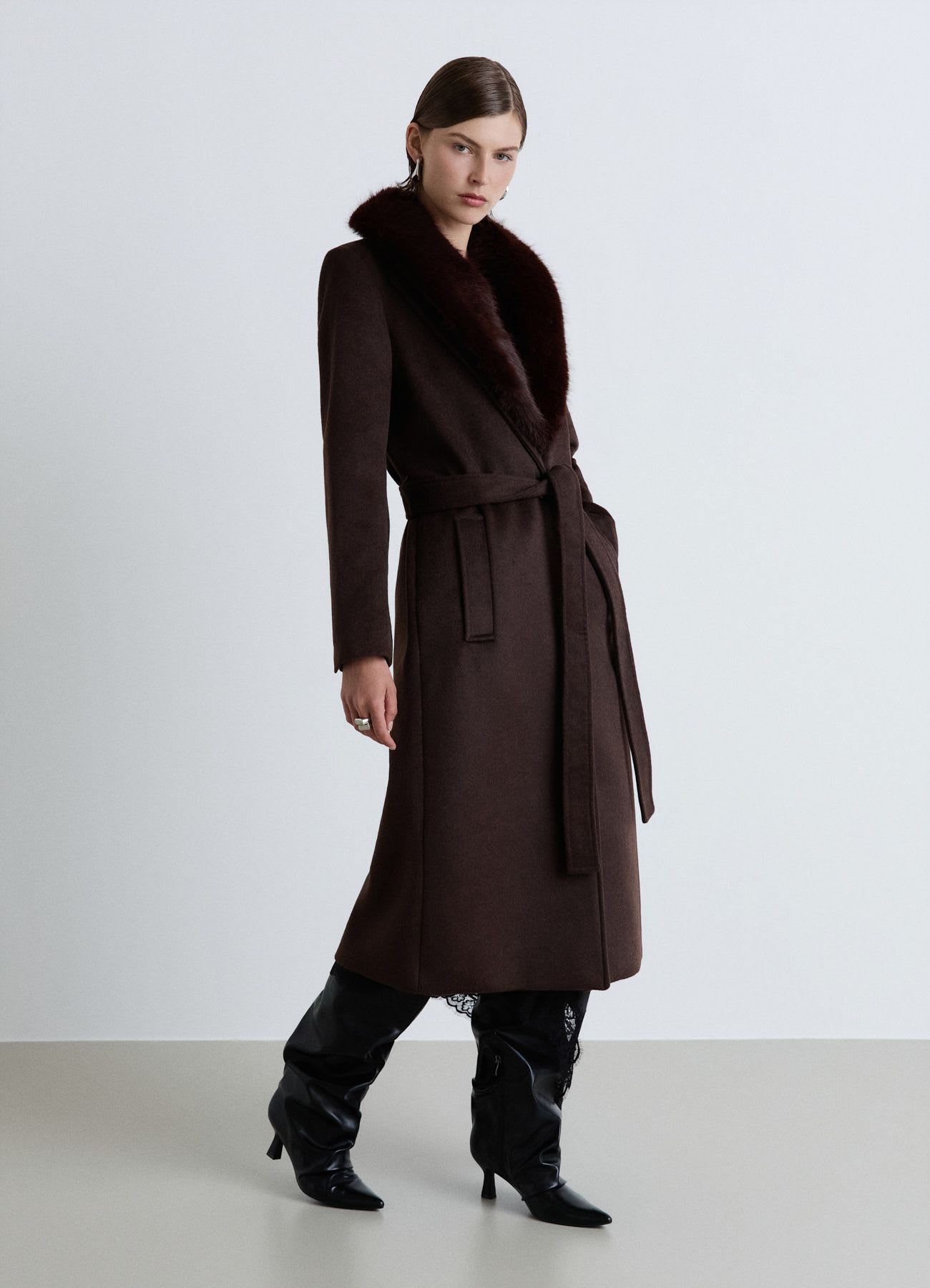 Cappotto lungo con collo effetto pelo e cintura