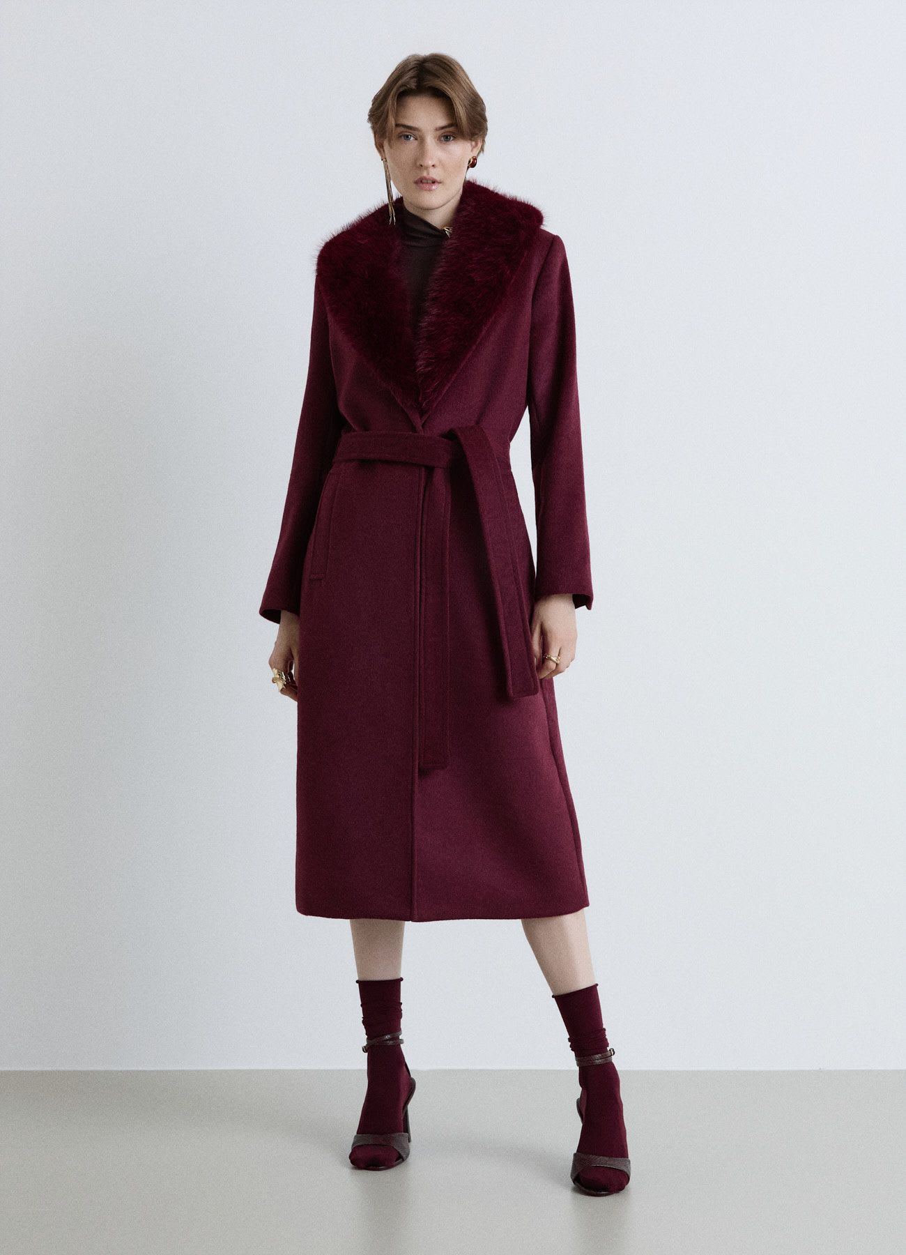 Cappotto lungo con collo in pelliccia sintetica e cintura