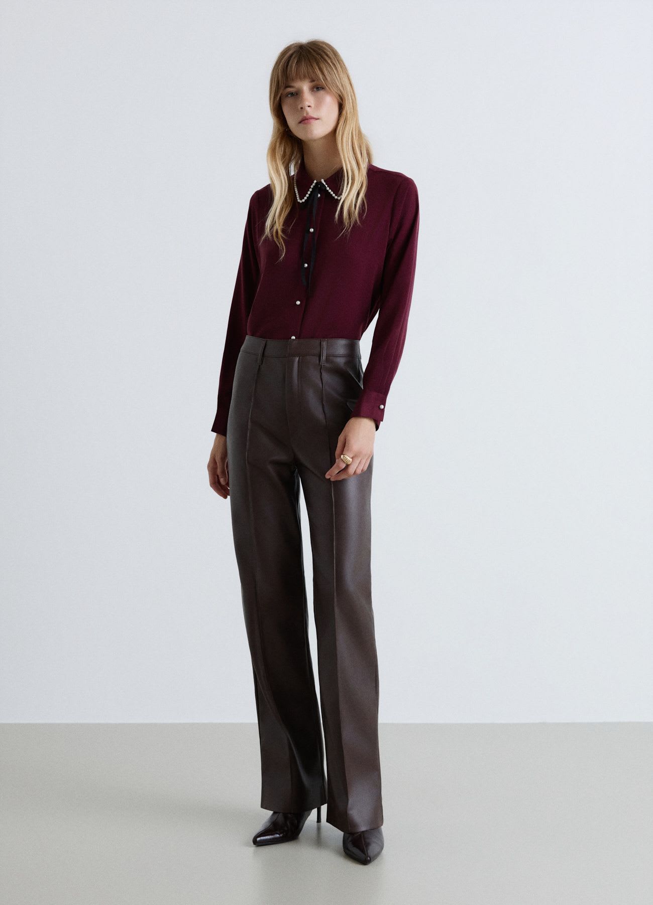 Camicia con colletto decorato e laccetto