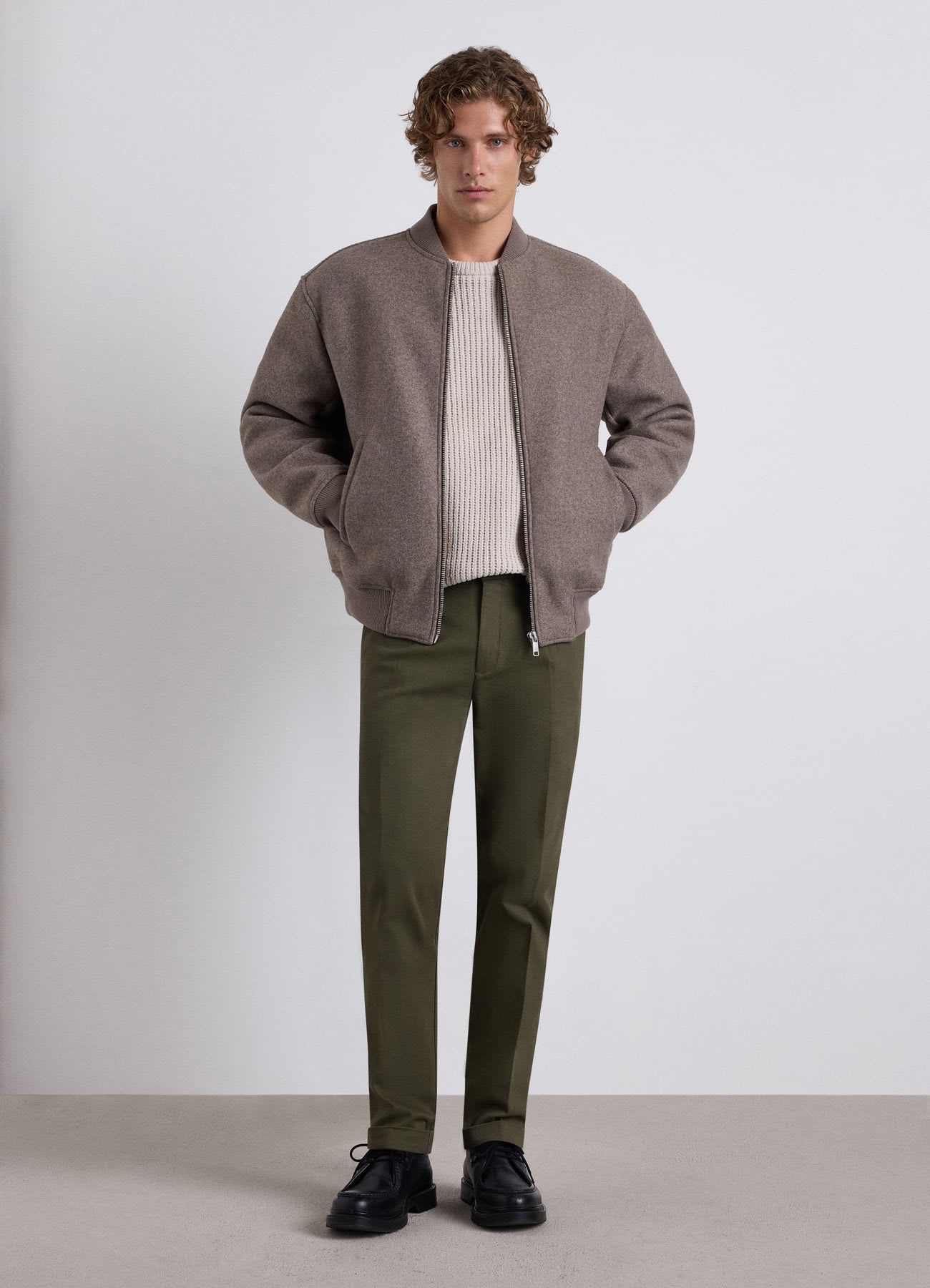 Pantaloni chinos con bottoni in vita