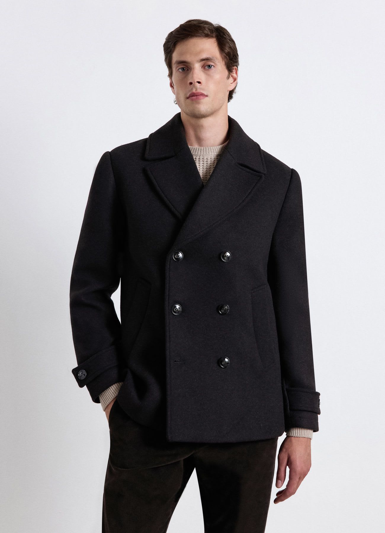 Cappotto doppiopetto con rever ampio
