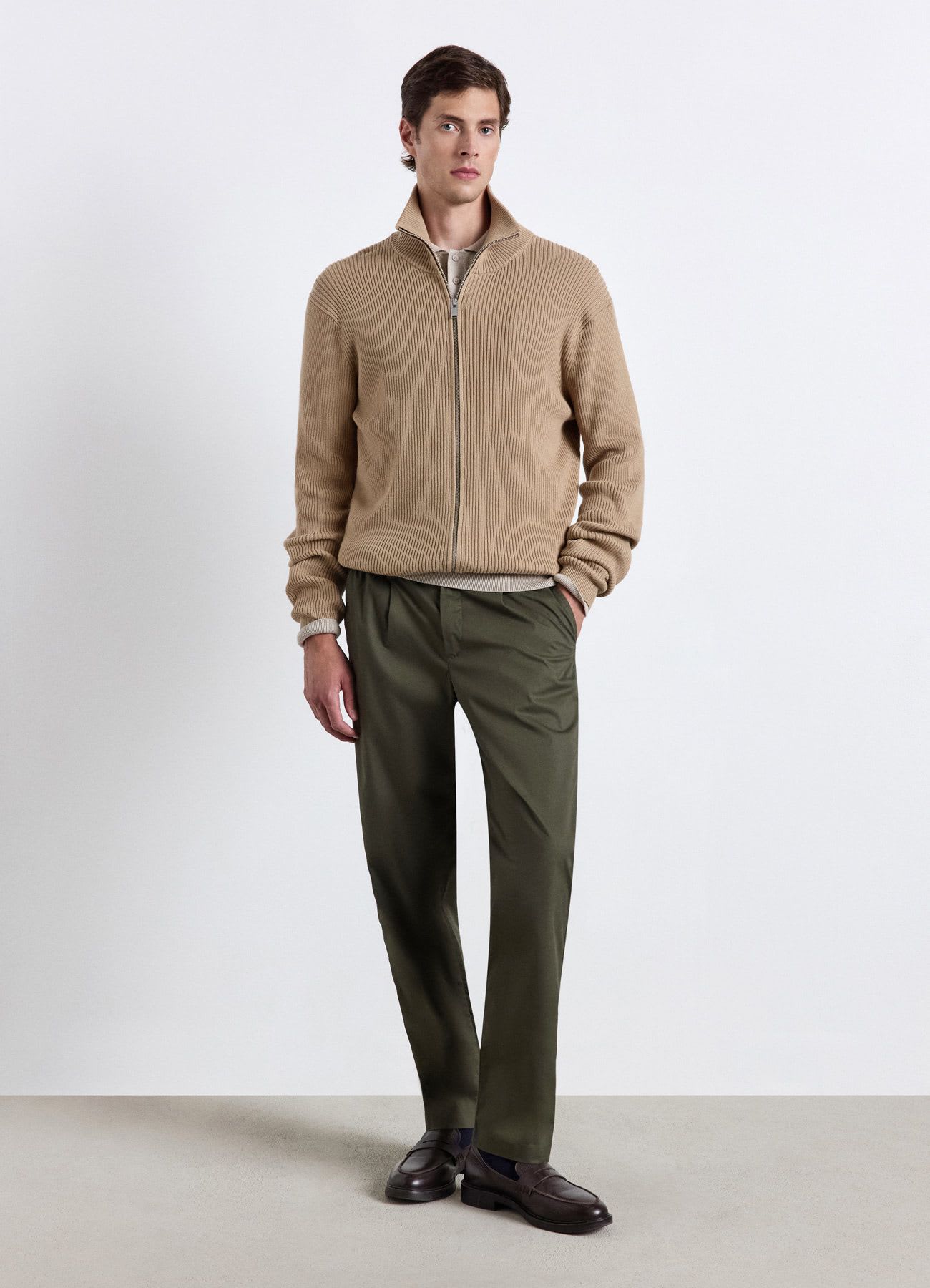 Cardigan a costine con zip e collo alto
