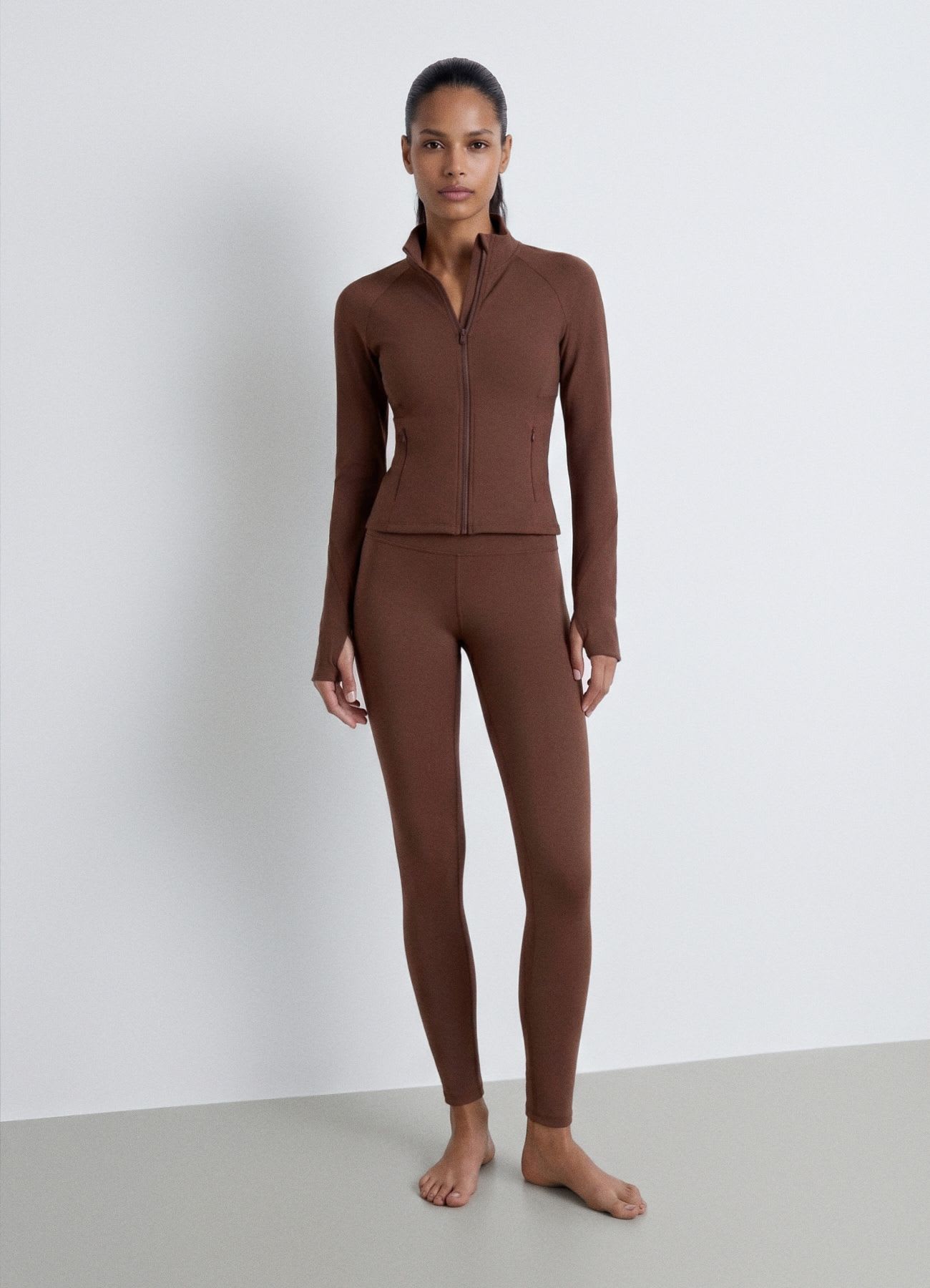 Felpa sportiva con zip e collo alto