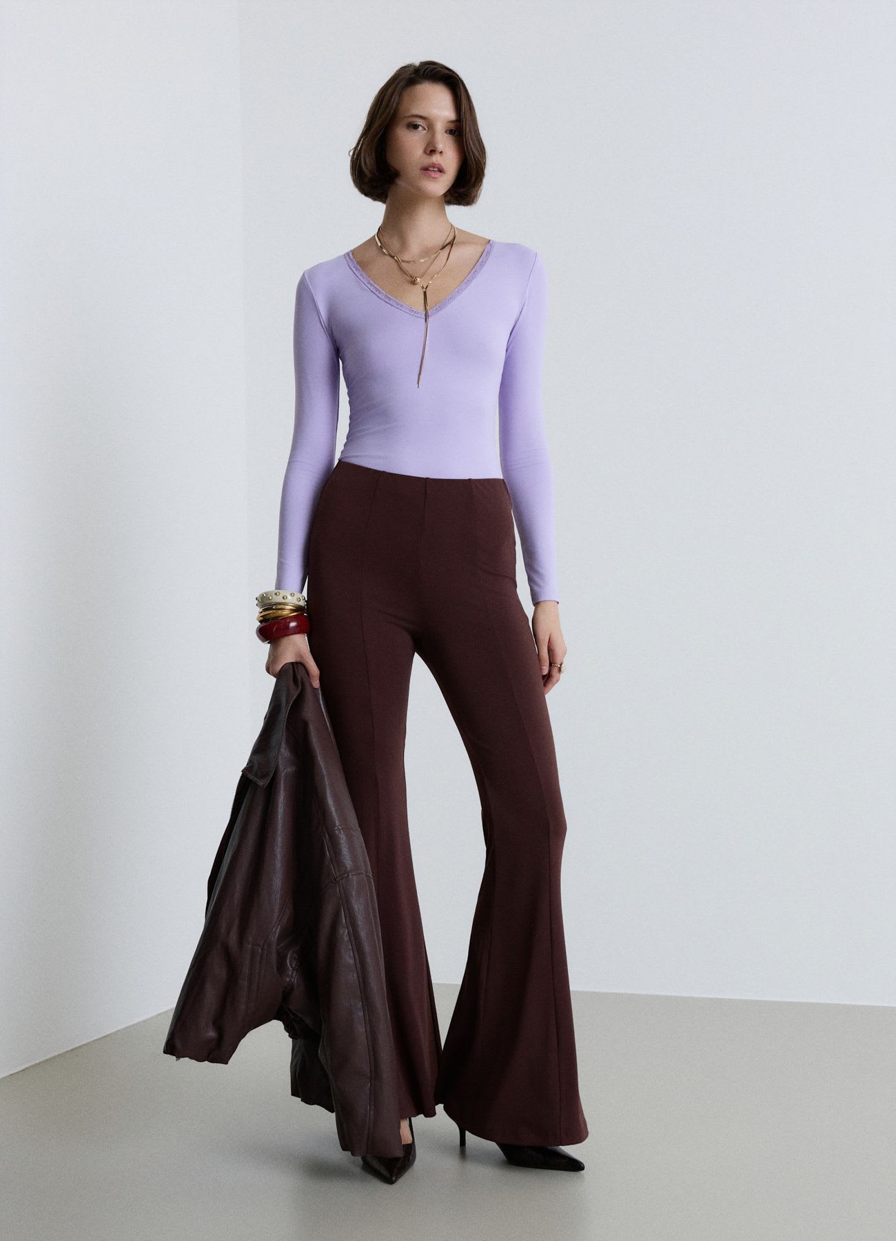 T-shirt a manica lunga con scollo a v e bordo in pizzo